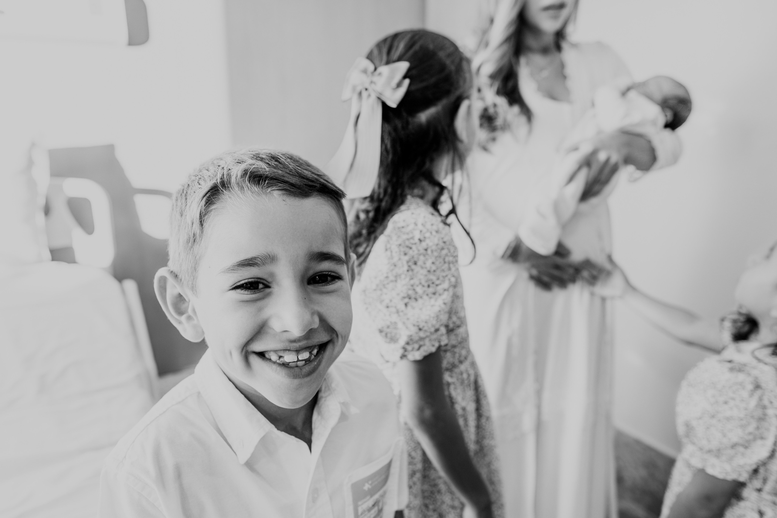 irmão feliz em visita de maternidade