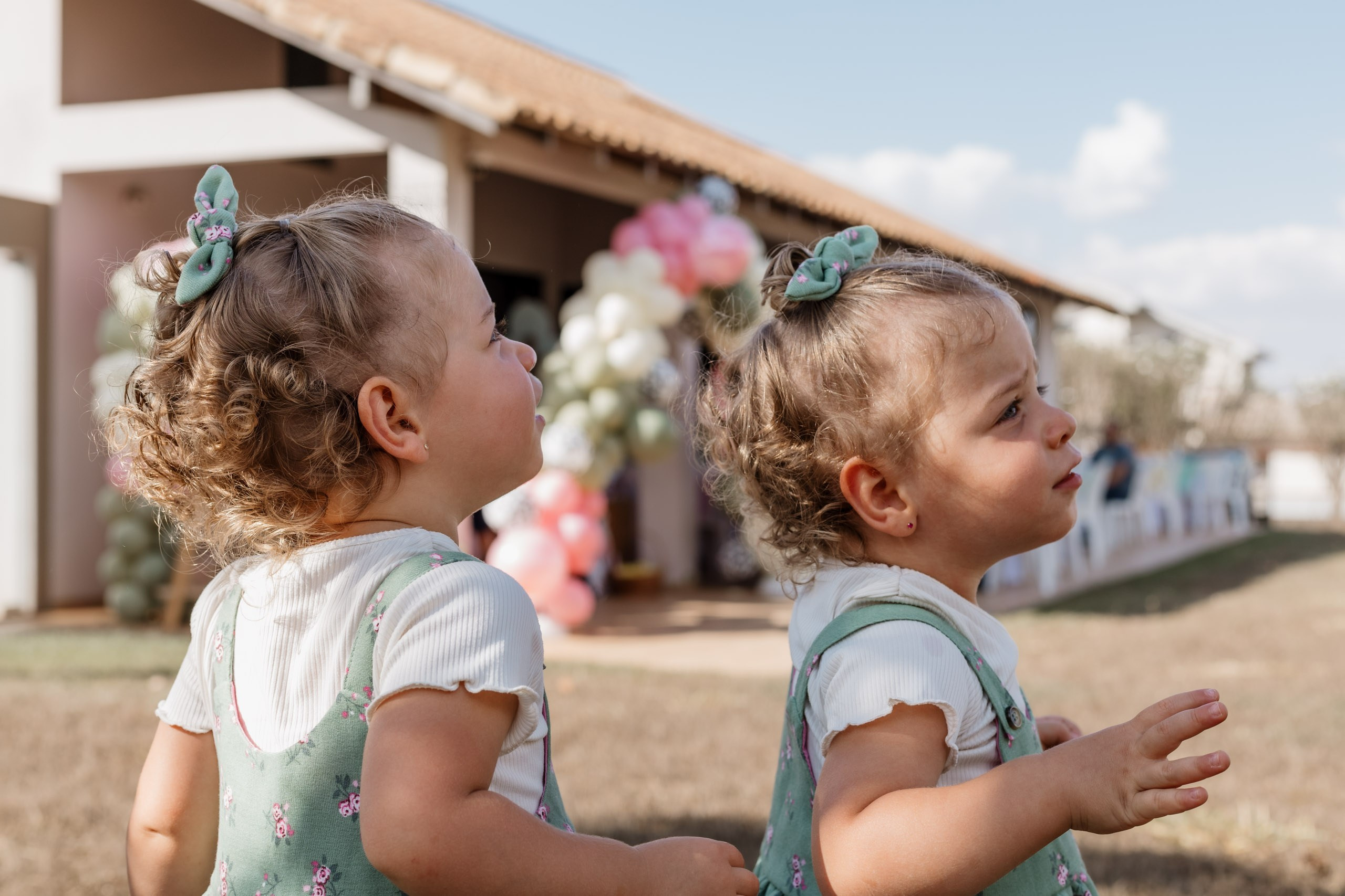 gêmeas aproveitando festa em quintal