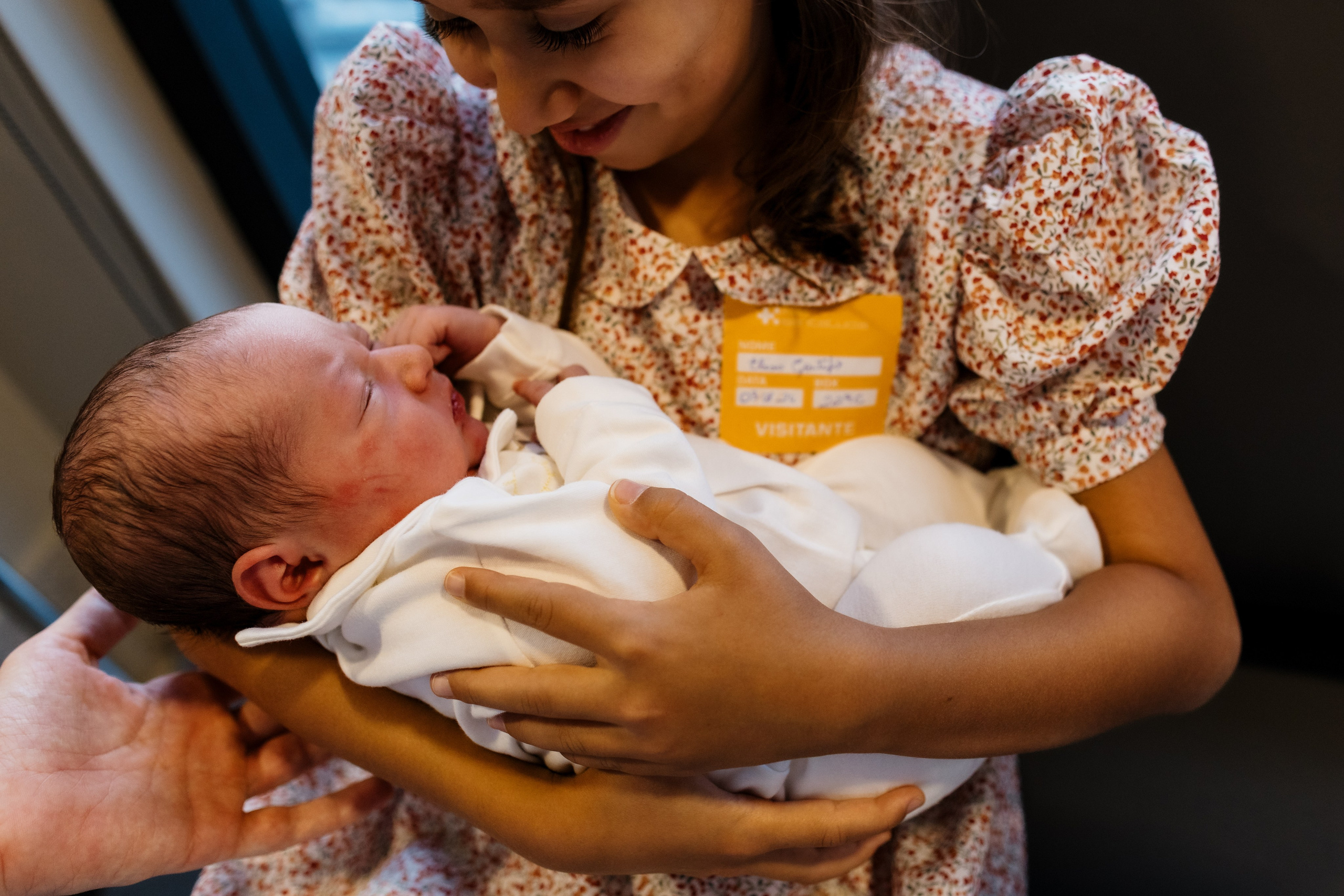 bebê nos braços da irmã