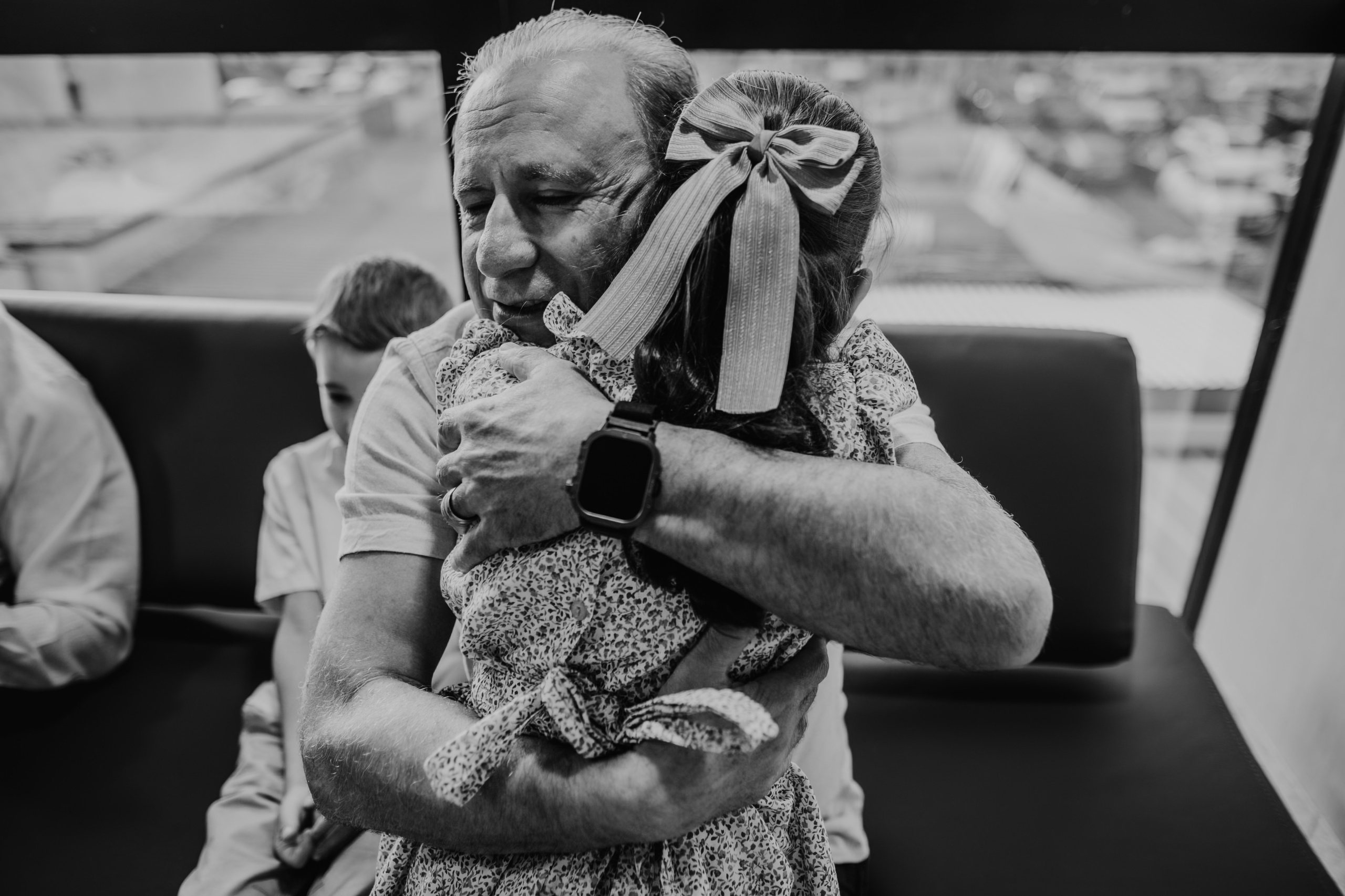 avô abraça neta mais velha