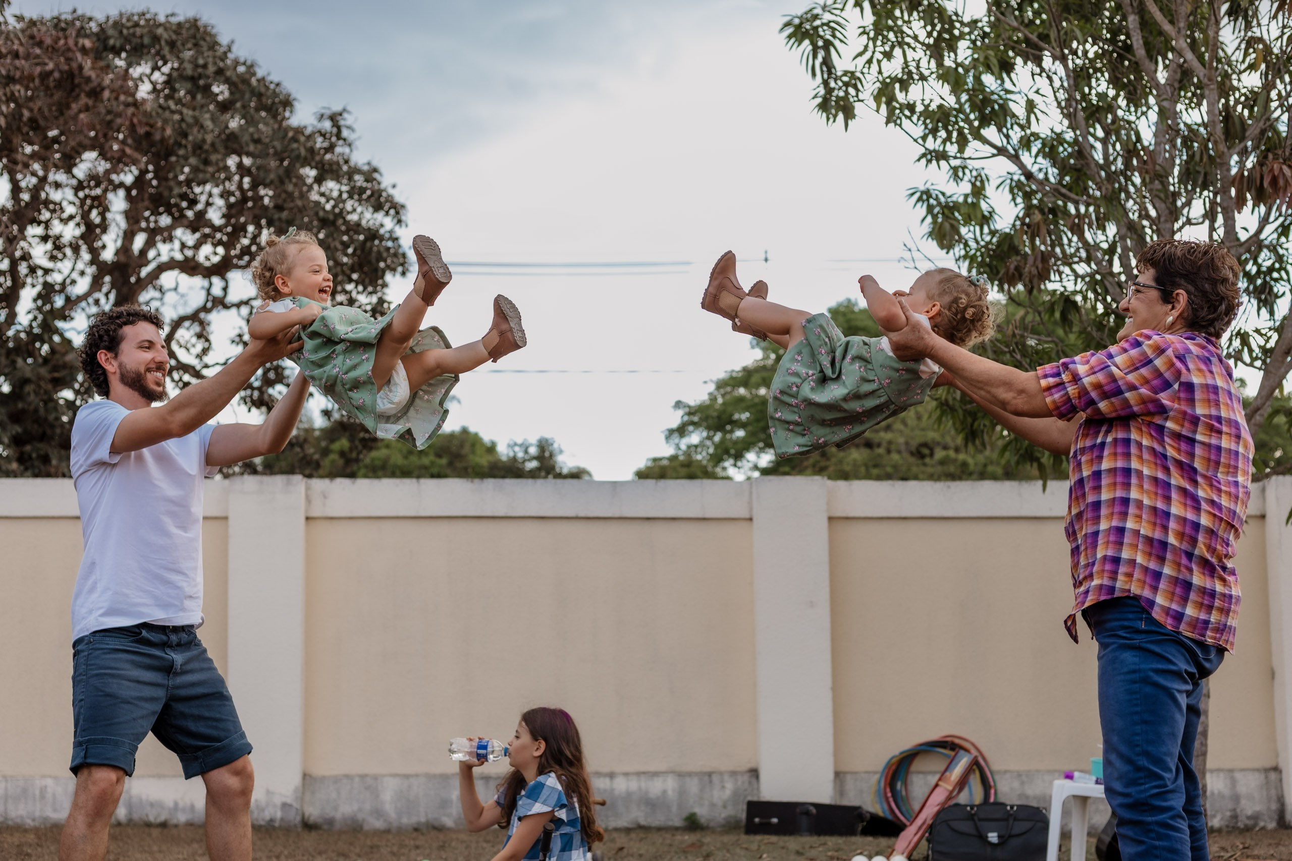 gêmeas sendo jogadas pro alto em festa infantil