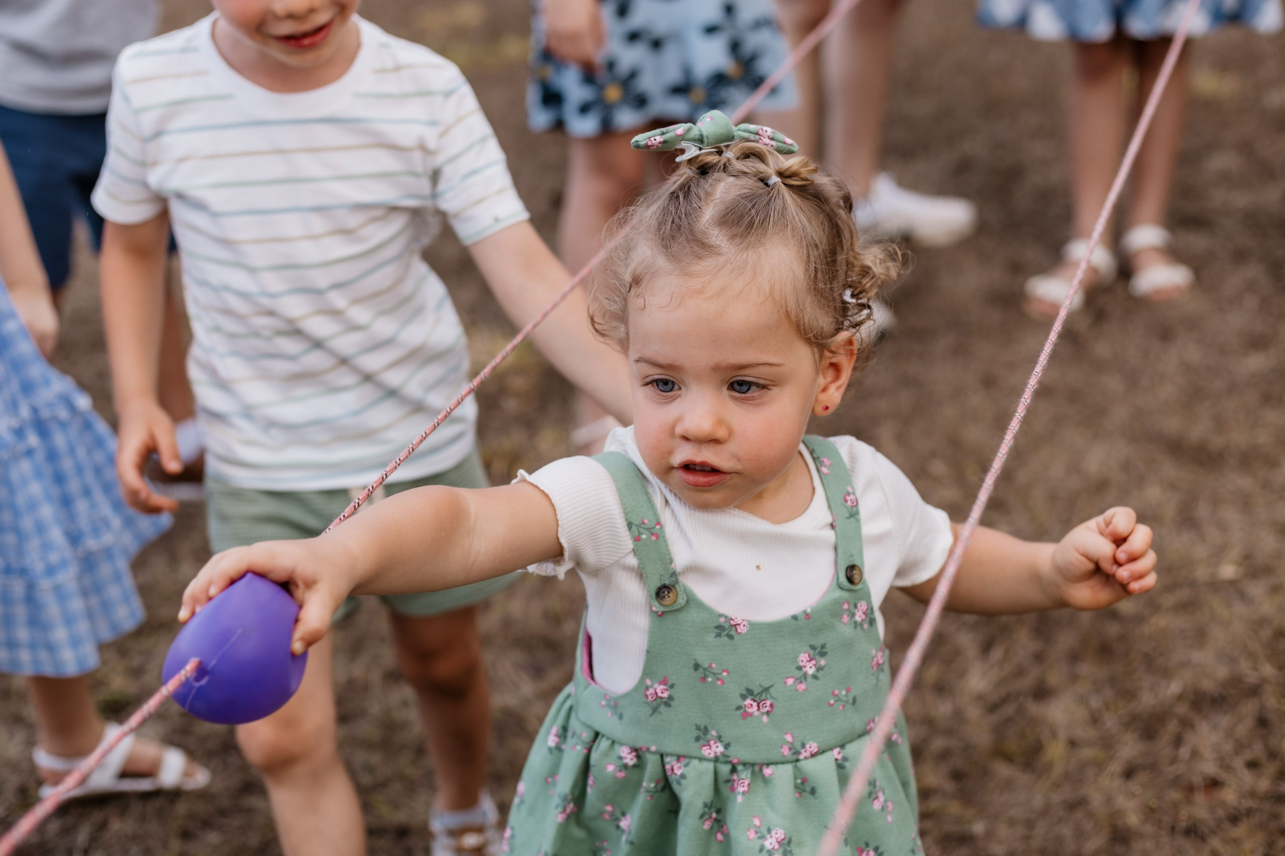 menina brincando no seu aniversário