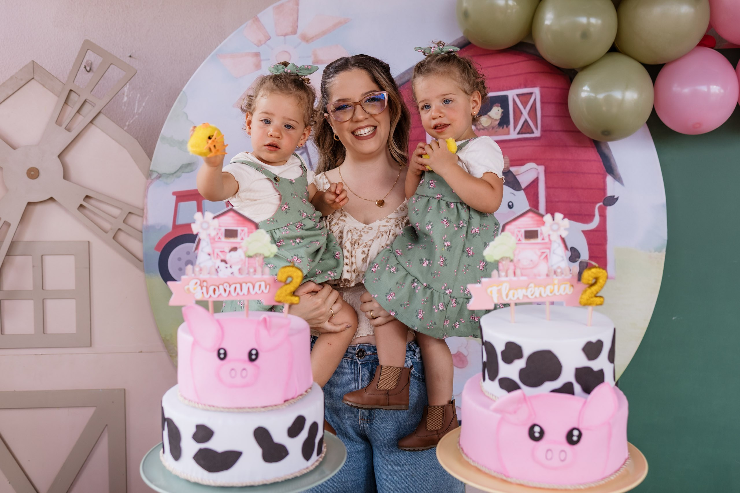 mãe com as gêmeas em decoração da festa