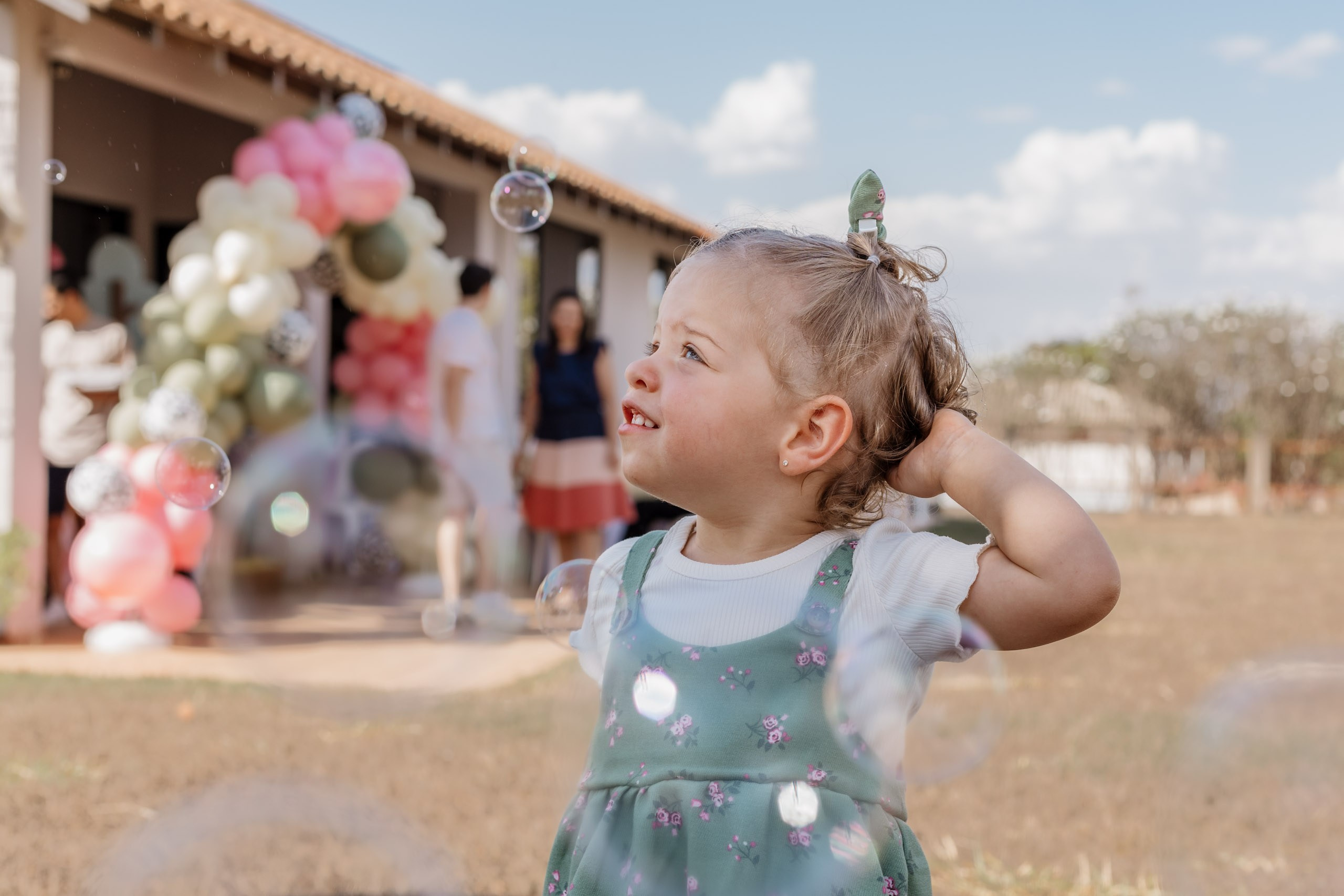 menina brinca com bolhas de sabão em festa em Brasília