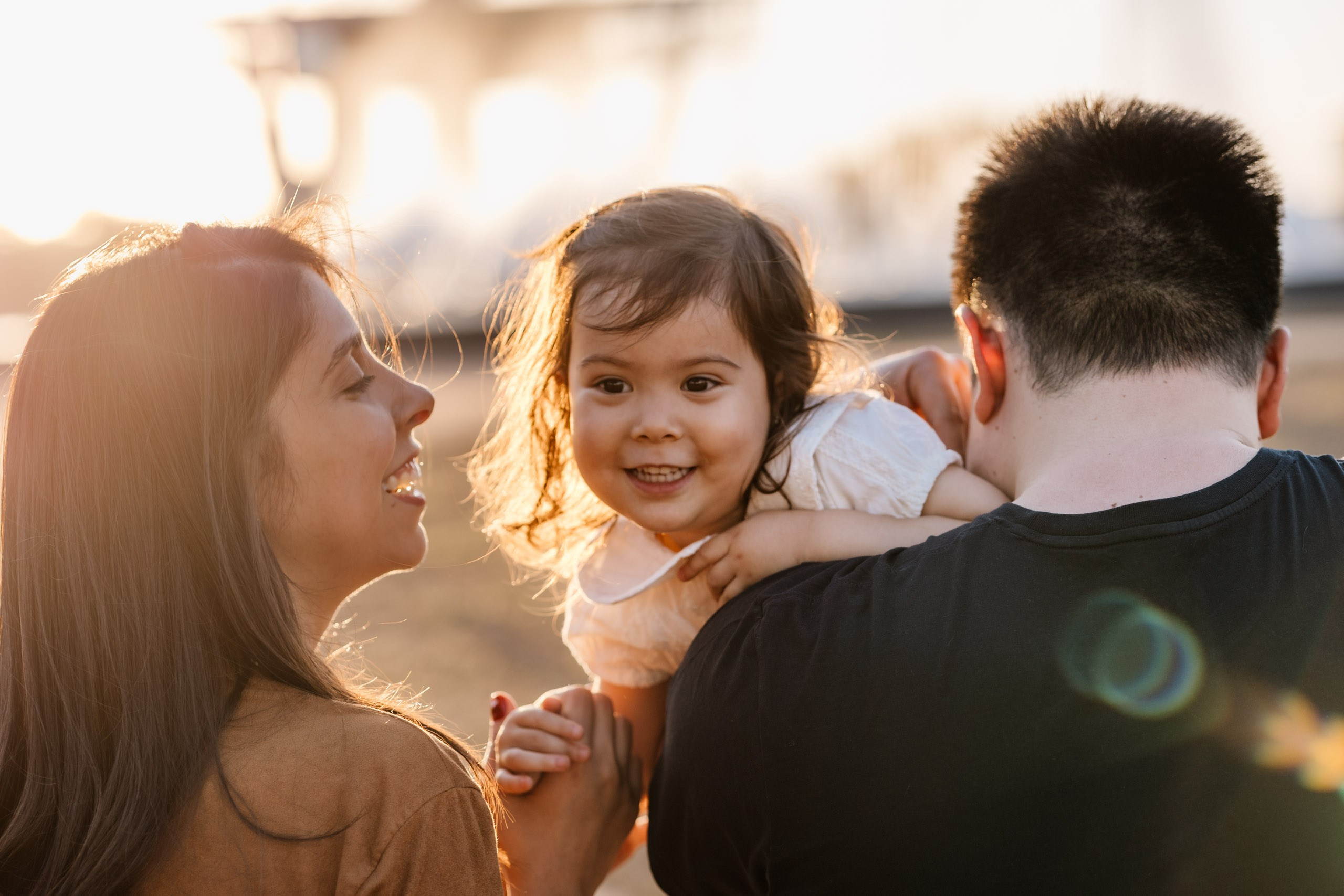 Mãe e filha em momento de conversa em ensaio gestante