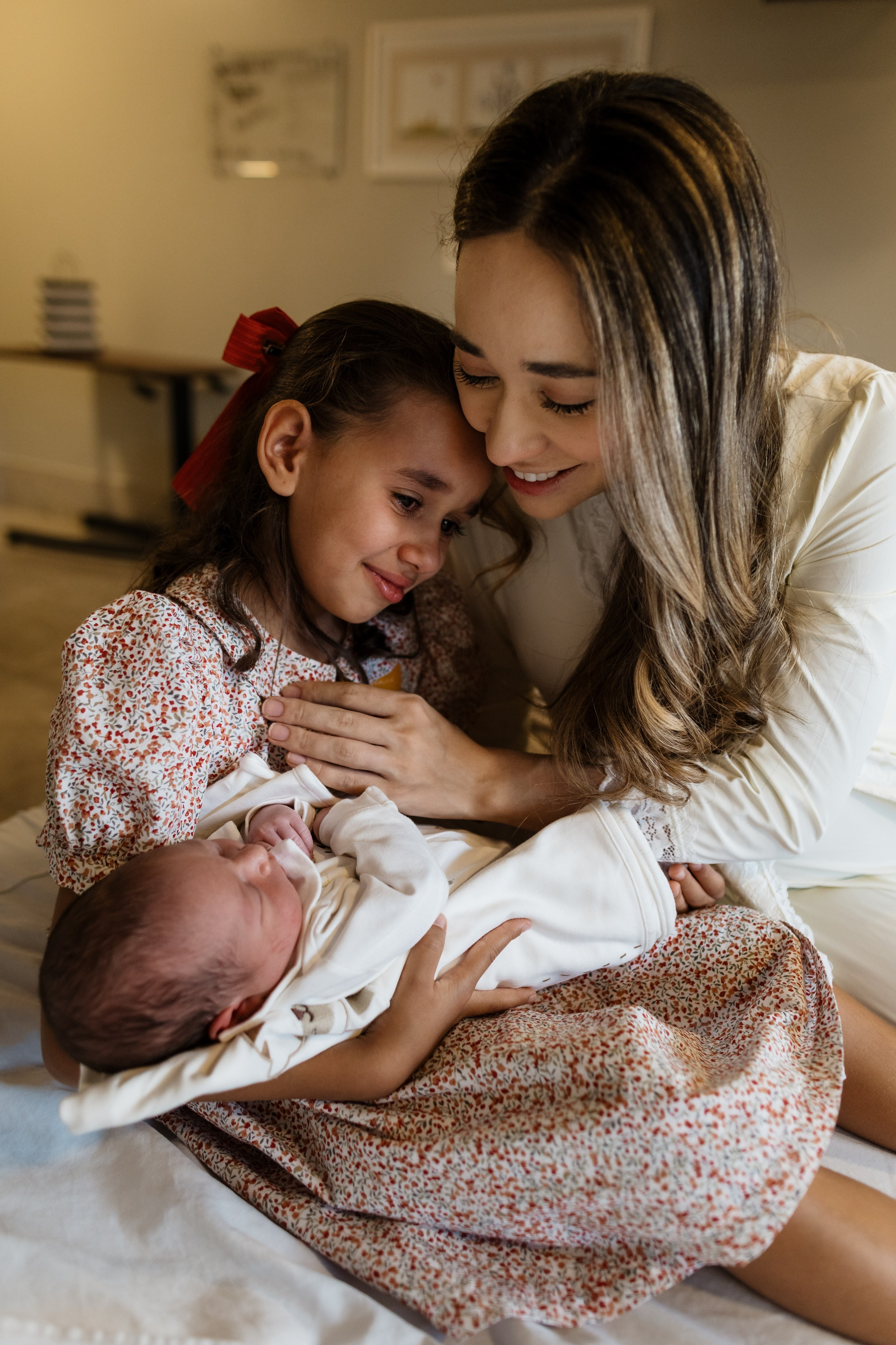 mãe e filha em momento de emoção