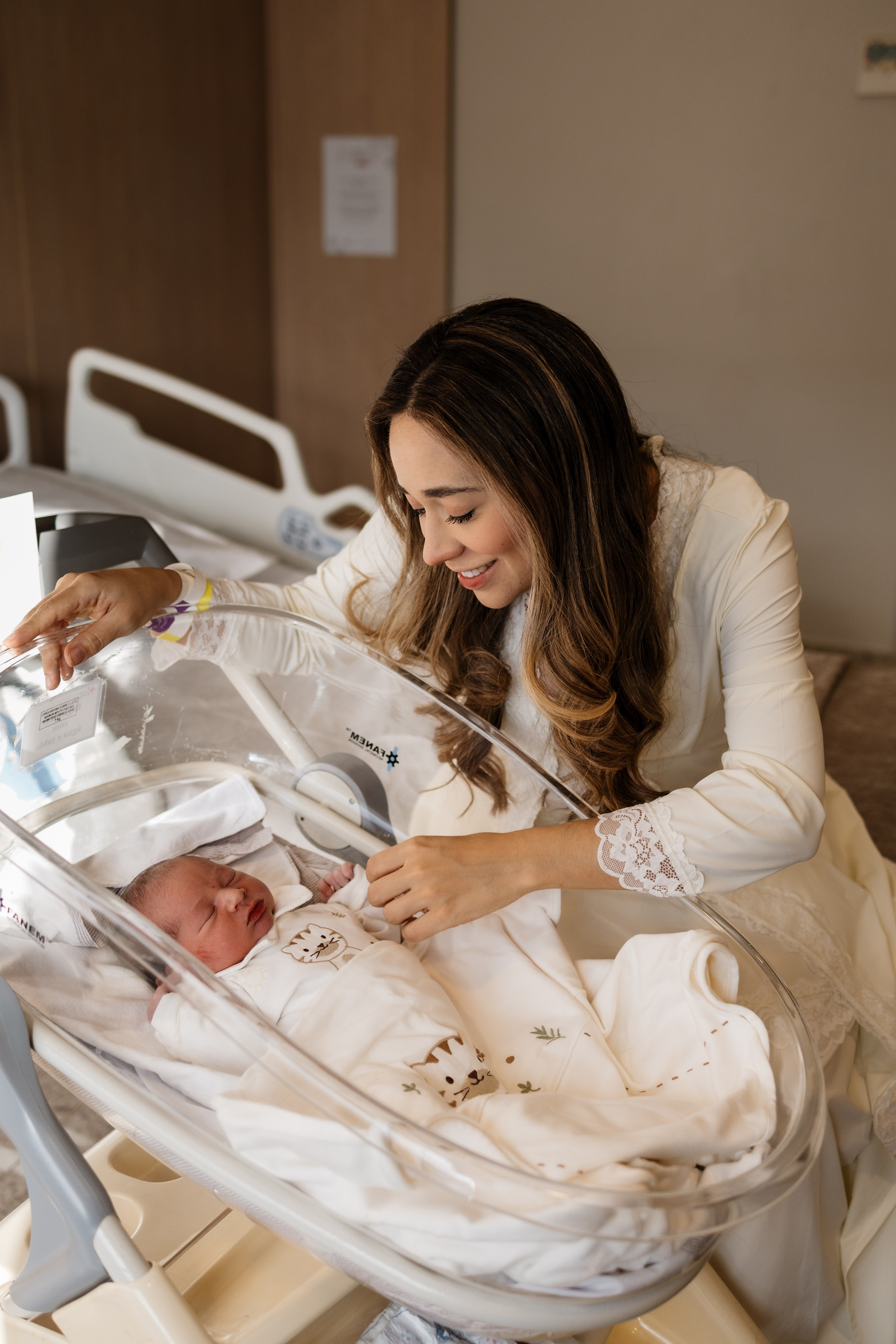 mãe em pós parto olhando bebê