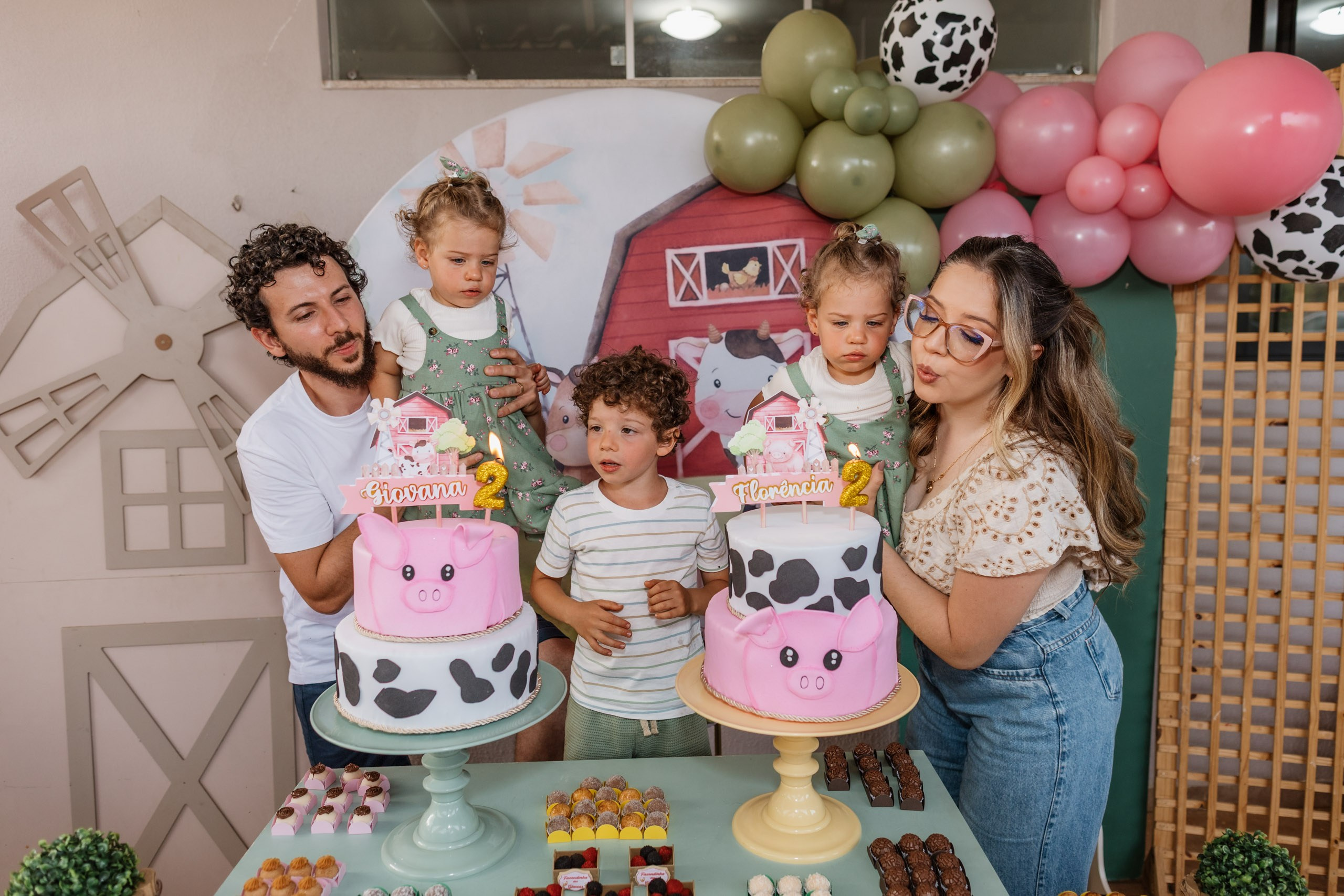 família canta parabéns em festa infantil