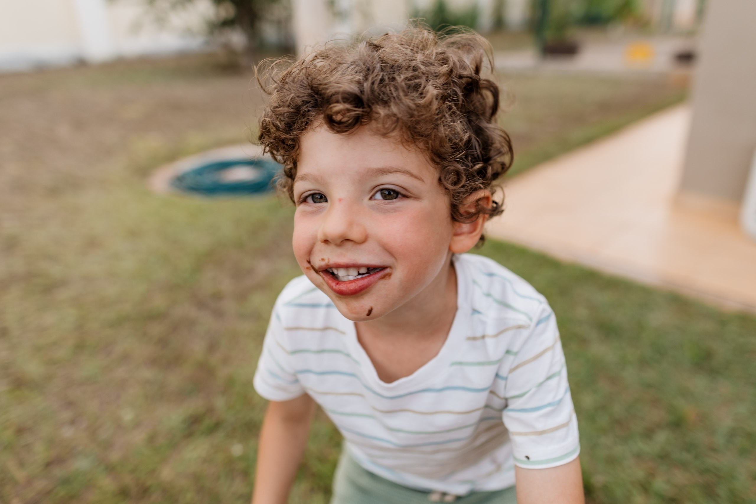 menino com boca suja de bolo de chocolate
