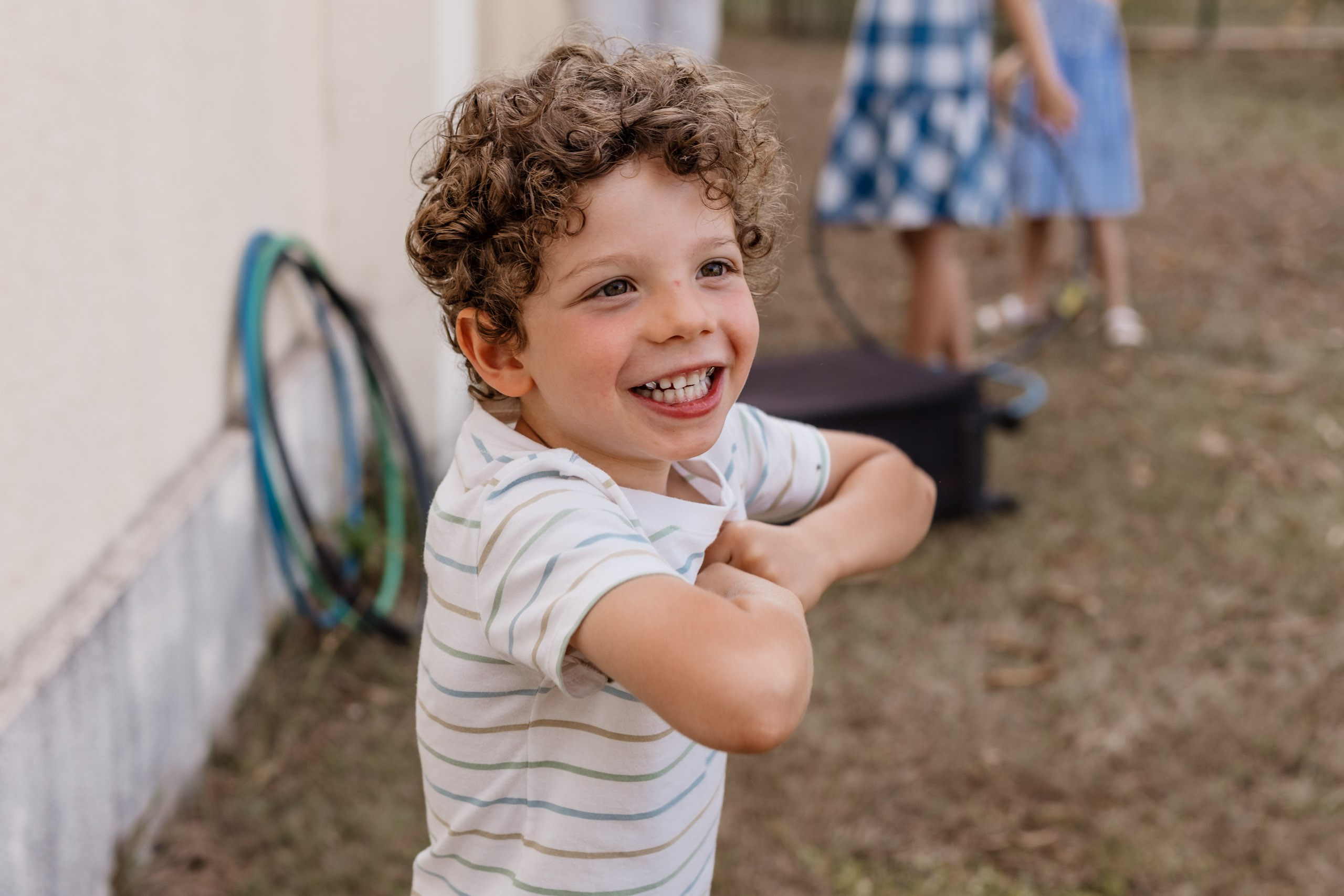 menino se divertindo em festa infantil