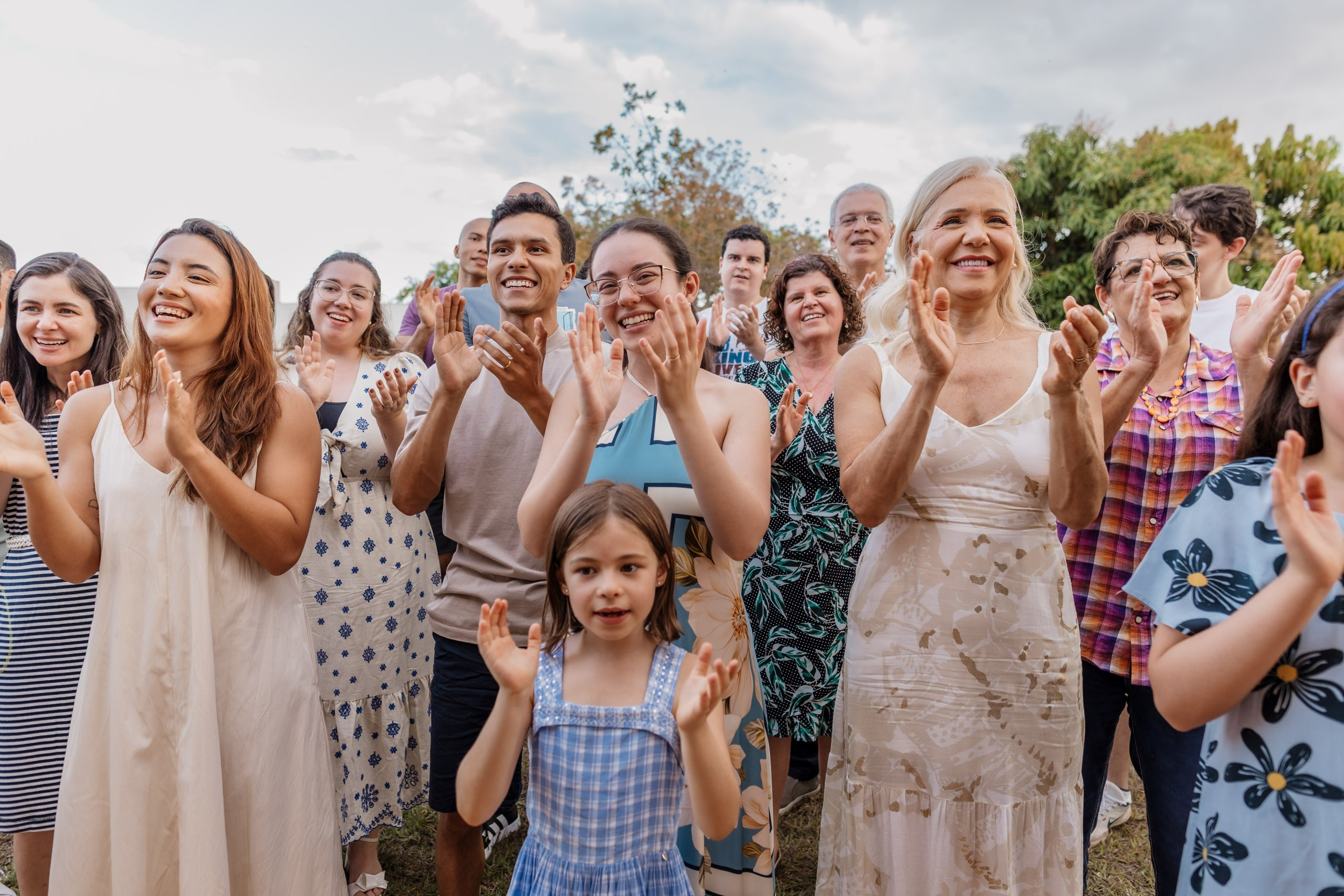 família canta parabéns em festa infantil