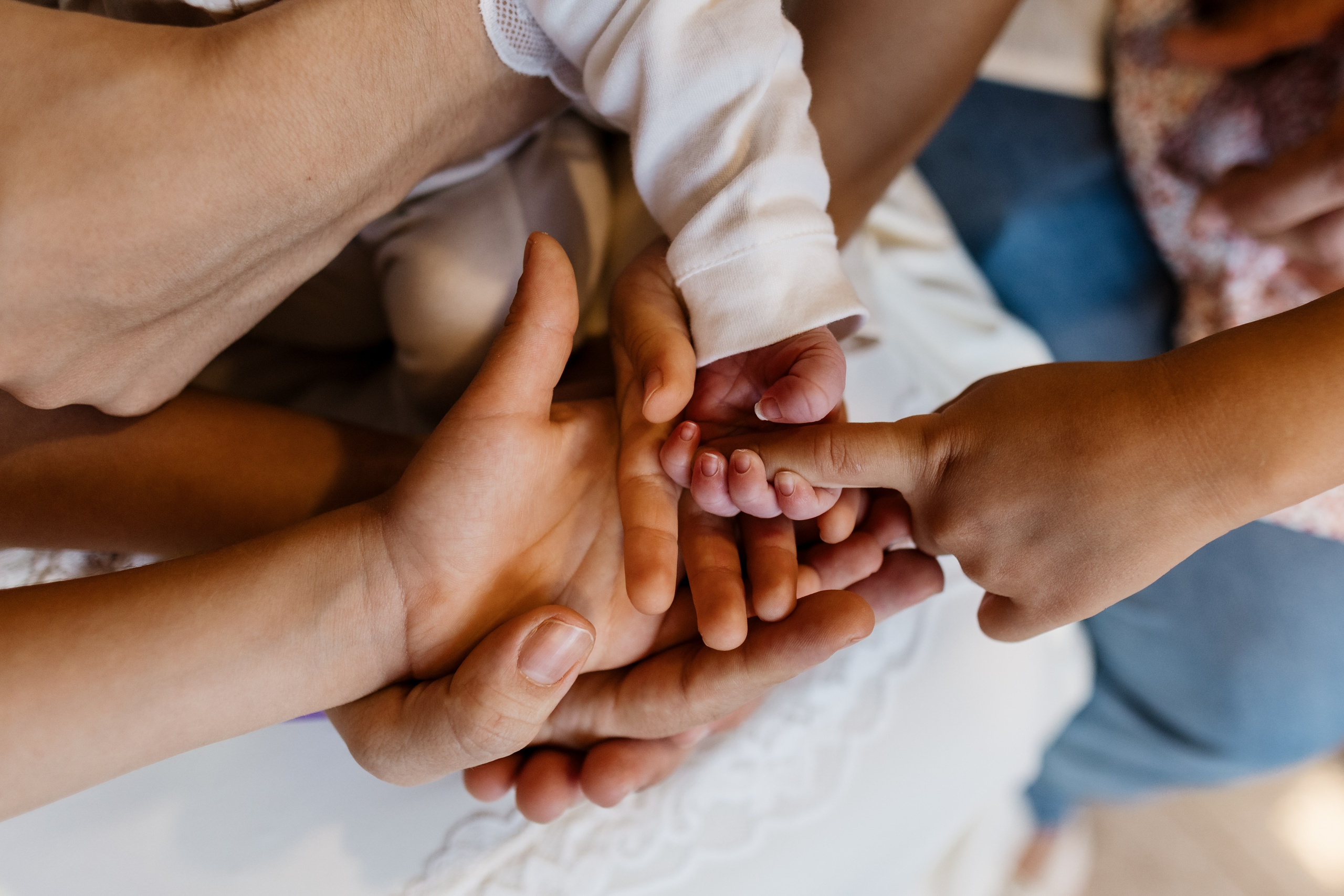 detalhe das mãos da família