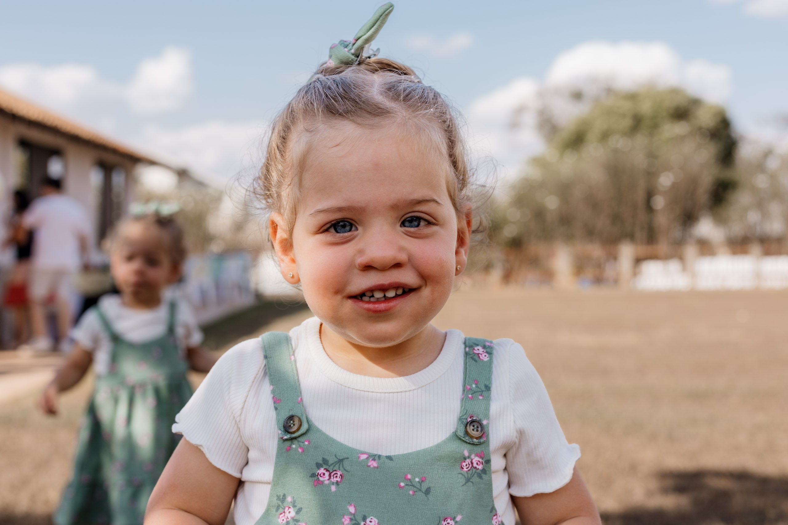 menina sorrindo em festa em Brasília