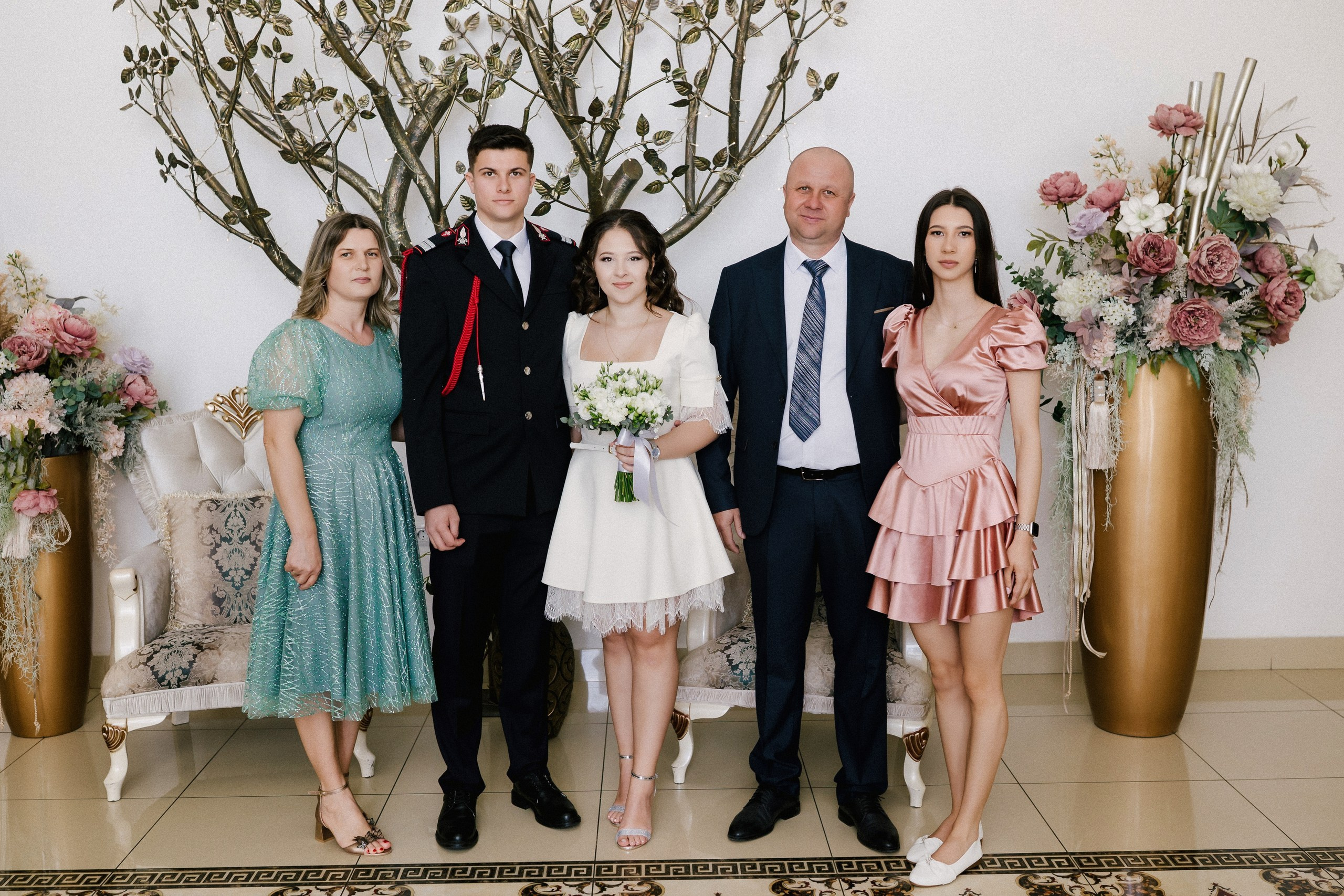 Povestitor prin fotografie - Fotograf nuntă Botoșani  – Alin Chirilă -* Gabriel și Denisa la starea civilă în Unțeni Botoșani, fotografie de cuplu pe scări elegante, Alin Chirilă fotograf* Mire și mireasă după cununia civilă în comuna Unțeni Botoșani, ședință foto realizată de AlinoFotoStudio* Fotograf stare civilă Botoșani, Gabriel și Denisa privindu-se cu drag pe scările locației de eveniment* Cuplu proaspăt căsătorit la cununia civilă Unțeni, fotografie romantică realizată de Alin Chirilă fotograf* Gabriel și Denisa după ceremonia civilă, ședință foto la Restaurant Luceafărul Popas Cucorăni* Fotograf evenimente Botoșani, stare civilă Unțeni, mire și mireasă în cadru elegant și luminos* Mire în uniformă și mireasă cu buchet alb, fotografie de nuntă civilă în județul Botoșani* AlinoFotoStudio portret de cuplu la stare civilă, Gabriel și Denisa în ziua logodnei civile* Fotograf cununie civilă Botoșani, moment romantic surprins la Popas Cucorăni Luceafărul* Gabriel și Denisa și-au spus da la Unțeni Botoșani, amintiri fotografice naturale și elegante* Mireasă cu păr ondulat și mire în uniformă militară, fotografie de cuplu la stare civilă* Alin Chirilă povestitor prin fotografie, cununie civilă Gabriel și Denisa în Botoșani* Ședință foto de stare civilă Botoșani, cuplu pe scări decorative într-un cadru rafinat* Fotograf nuntă și stare civilă Suceava Botoșani Iași, Gabriel și Denisa în ziua cea mare* Imagine romantică de la cununia civilă Unțeni, mire și mireasă zâmbind unul către celălalt, fotograf uvertura mall Botoșani, fotograf mall- servicii foto- video Botoșani 