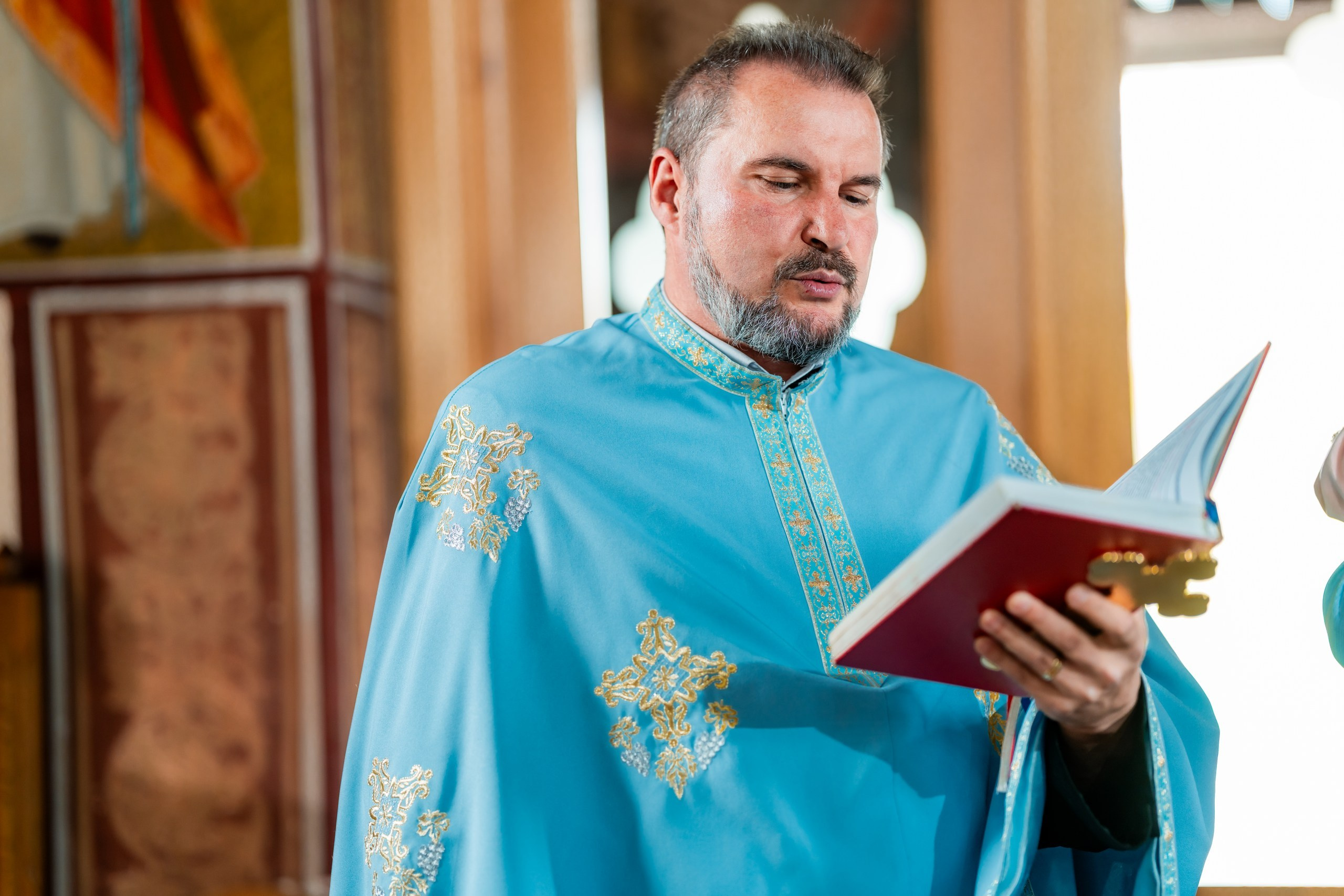 fotograf botez , fotografie botez Botoșani, fotograf Alin Chirilă, amintiri botez, fotografii botez, botez Miruna Parascheva, fotograf copii, fotografie botez în Botoșani-alt="botez , fotografie botez Alin Chirilă, amintiri botez, fotografii emoționante botez Botoșani"-- fotografii-botez-bebelus- amintiri-botez-micuț- moment-sfânt-crestinare- fotografie-emotionanta-botez- detalii-botez-bebelusi- parinti-fericiti-la-botez- fotograf-botez-profesionist- botez-in-biserica-ortodoxa- micuț-botezat-cu-emoție- zâmbete-și-lacrimi-la-botez- bebeluș-la-cristelniță- decor-botez-colorat- botez-cu-dragoste-și-credință- emotie-pura-la-botez- fotograf-botez-botosani- botez-iasi-suceava-fotograf- amintiri-nepretuite-botez-- Preotul ținându-l pe micuțul Mathias Gabriel la botez, în biserica Înălțarea Domnului, Copălău  - Detalii de la botezul lui Mathias – lumânare, trusou și icoană  - Familia lui Mathias Gabriel alături de micuț, în ziua botezului  - Portret emoționant cu mama și bebelușul în brațe, în biserică,fotograf profesionist evenimente Botoșani, Iași, Suceava, Fălticeni, Bacău, Pașcani, Roman - AlinoFotoStudio by Alin Chirilă - servicii foto nuntă, botez, cununie, ședințe foto creative, albume personalizate, fotografii emoționante și calitative pentru cele mai importante momente din viață,fotograf nuntă Botoșani Alin Chirilă,  ședință foto botez Iași - AlinoFotoStudio,  servicii fotograf profesionist evenimente Suceava,  fotograf cununie civilă Fălticeni - Alin Chirilă,  album foto nuntă personalizat Bacău.“Bebeluș botezat în biserică, ținut în brațe de nași”	•	“Detaliu cu lumânarea de botez decorată cu flori albe”	•	“Părinți emoționați alături de copilul lor la ceremonia de botez”	•	“Masa festivă de botez cu decor tematic și tort personalizat”	•	“Momentul în care preotul toarnă apă sfințită pe fruntea bebelușului”	“Bebeluș în rochie albă de botez, zâmbind în brațele mamei”	•	“Detaliu cu cruciulița de botez așezată pe o pernă de satin”	•	“Părinți și nași aprinzând lumânările în timpul ceremoniei de botez”	•	“Tort de botez decorat cu figurine tematice și numele copilului”	•	“Copil botezat dormind liniștit în pătuțul decorat festiv”	•	“Momentul în care preotul binecuvântează copilul în fața altarului”	•	“Invitați adunându-se în jurul mesei festive la petrecerea de botez”	•	“Bebeluș ținând în mână o jucărie personalizată primită la botez”	•	“Familie fericită pozând împreună după ceremonia de botez”	•	“Decor tematic cu baloane și flori la locația petrecerii de botez” fotograf Botoșani fotograf evenimente fotograf botez Alin Chirila fotograf alinofotostudio.fotograf botez Amelis Maria, fotografie botez Botoșani, fotograf Alin Chirilă, amintiri botez, fotografii botez, botez Amelis Maria, fotograf copii, fotografie botez în Botoșani,