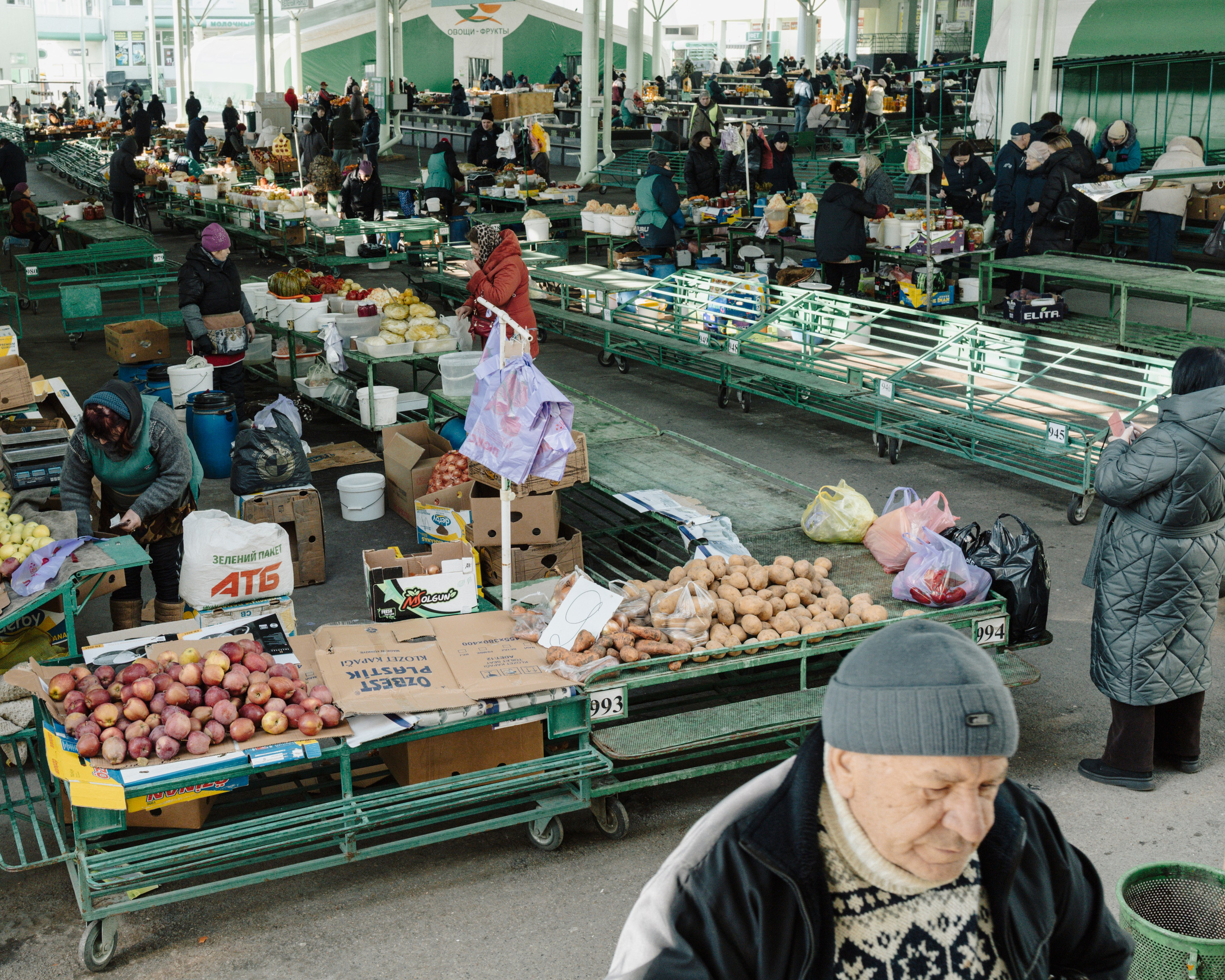 Green market is the biggest market in Transnistira where residents shop for fresh produce, household goods, and other everyday items. However, the market, like the wider Transnistrian economy, is currently facing significant strain due to the region’s ongoing energy crisis, which is impacting local commerce, affecting both vendors and consumers who rely on the Green Market.
