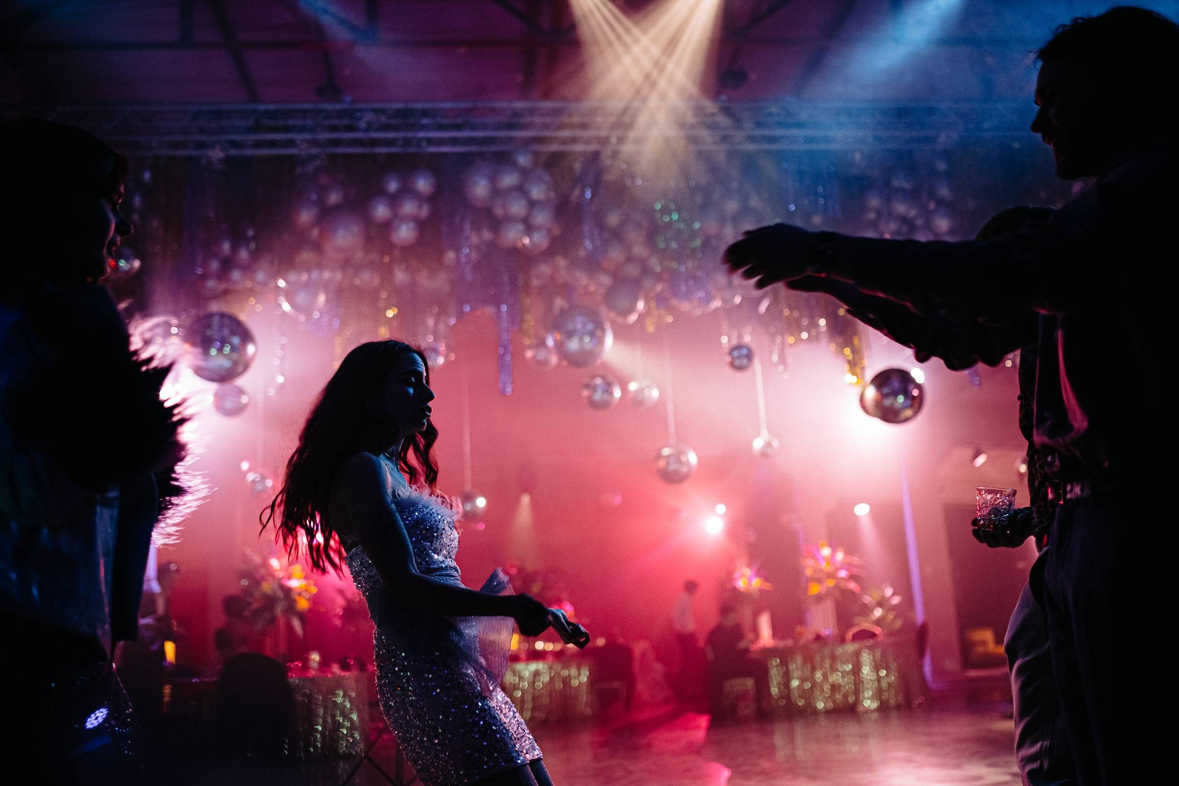 KĀZAS BEZ ROBEŽĀM DISKO STILĀ