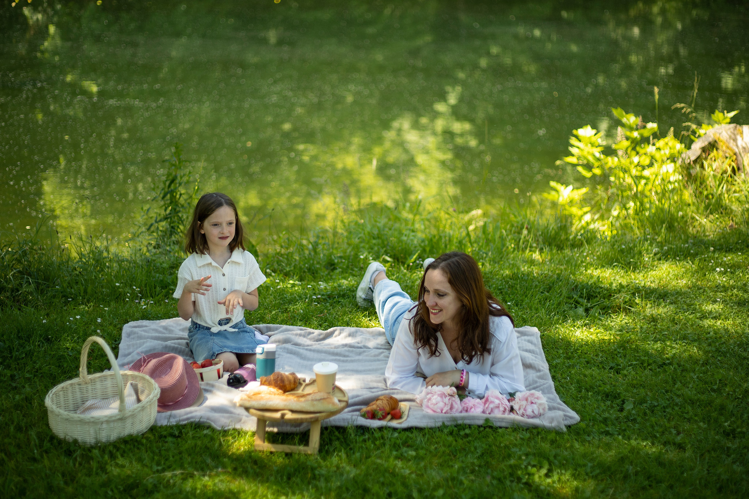 Maman et fille – séance photo d’été dans le parc. Photographe et graphiste Anastasiia LITVIN - Besançon, France