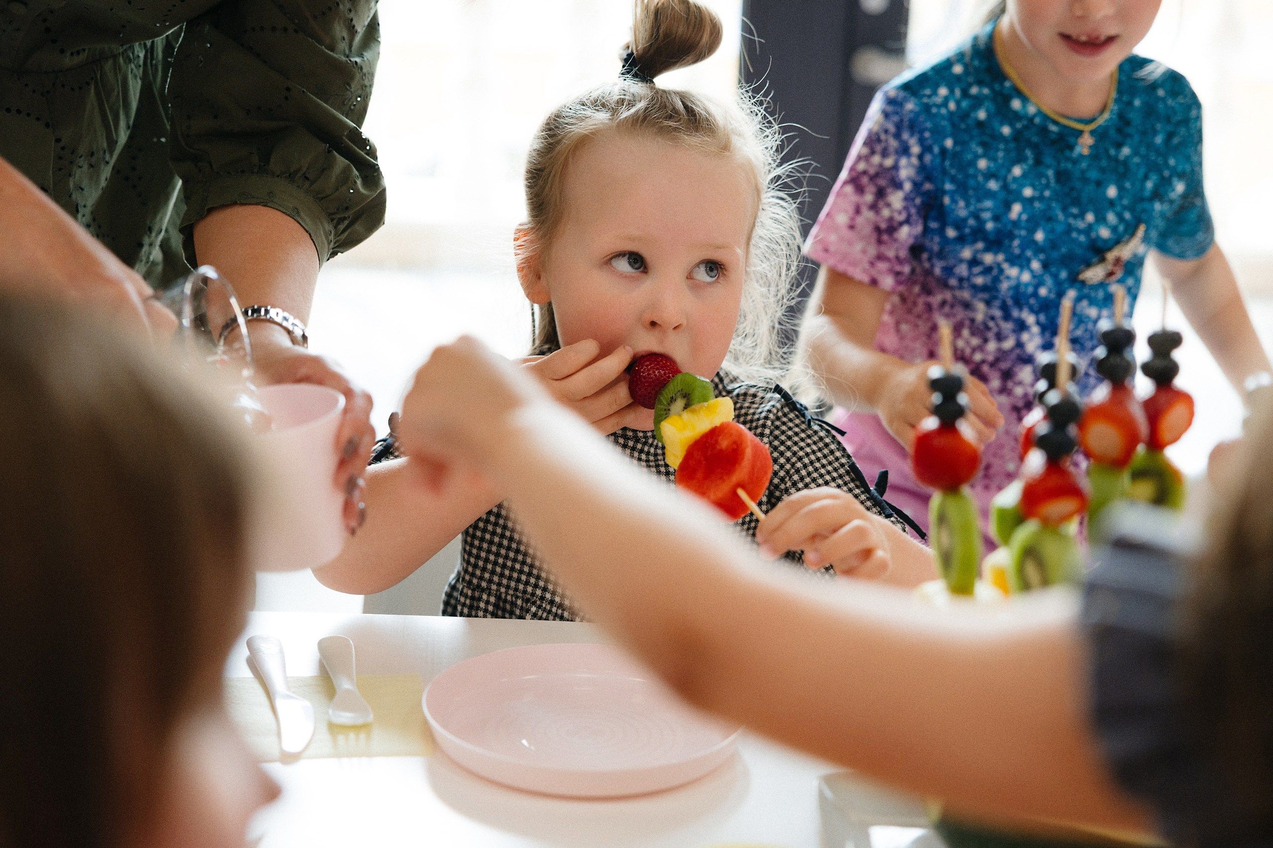 Фотосъёмка детского дня рождения 6 лет — Беззубик, Единорог и волшебная комната с Лабубу. Евгений Тимофеев | Свадебный и контент-фотограф и видеограф в Риге