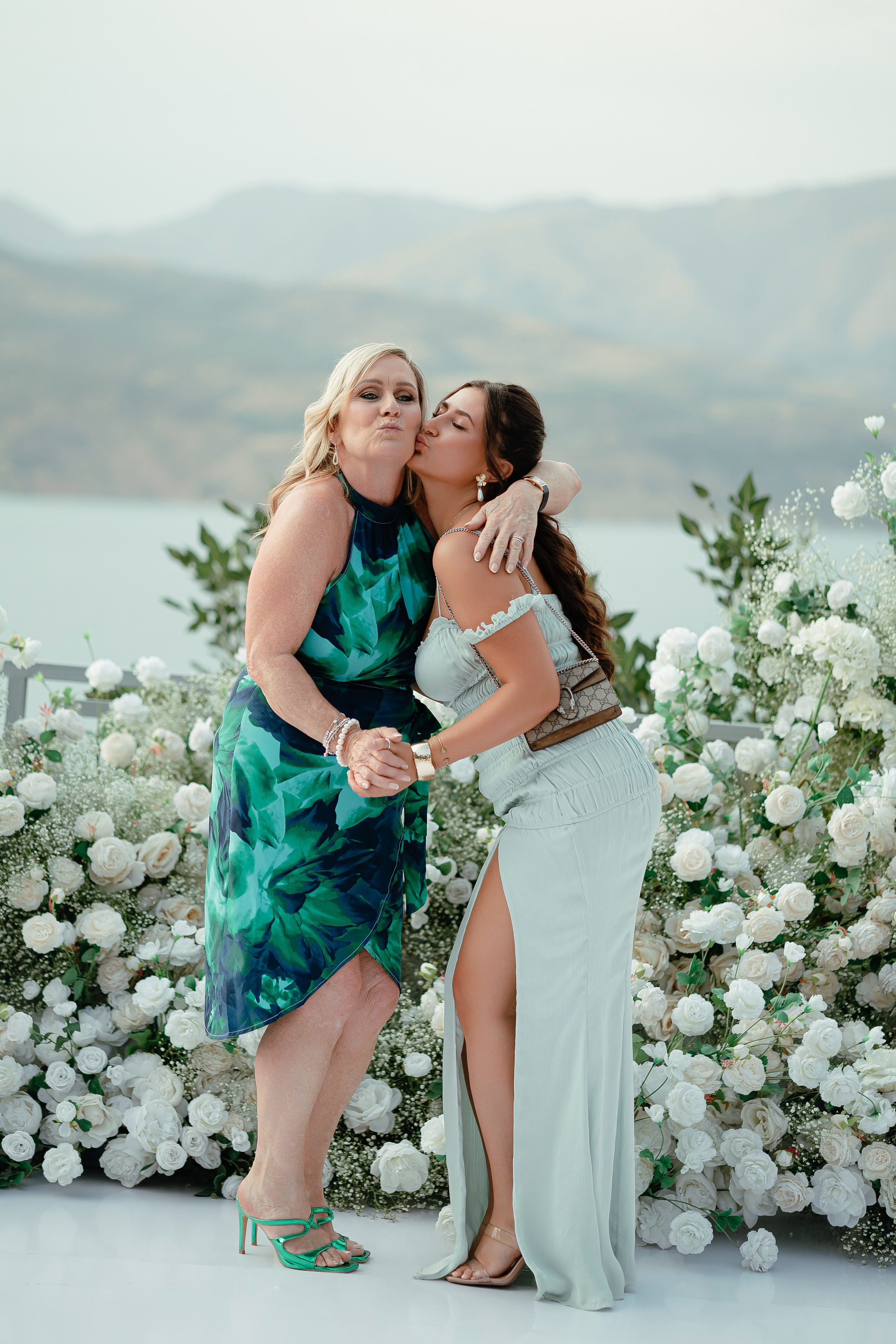 Thomas & Suyumbika. Главная