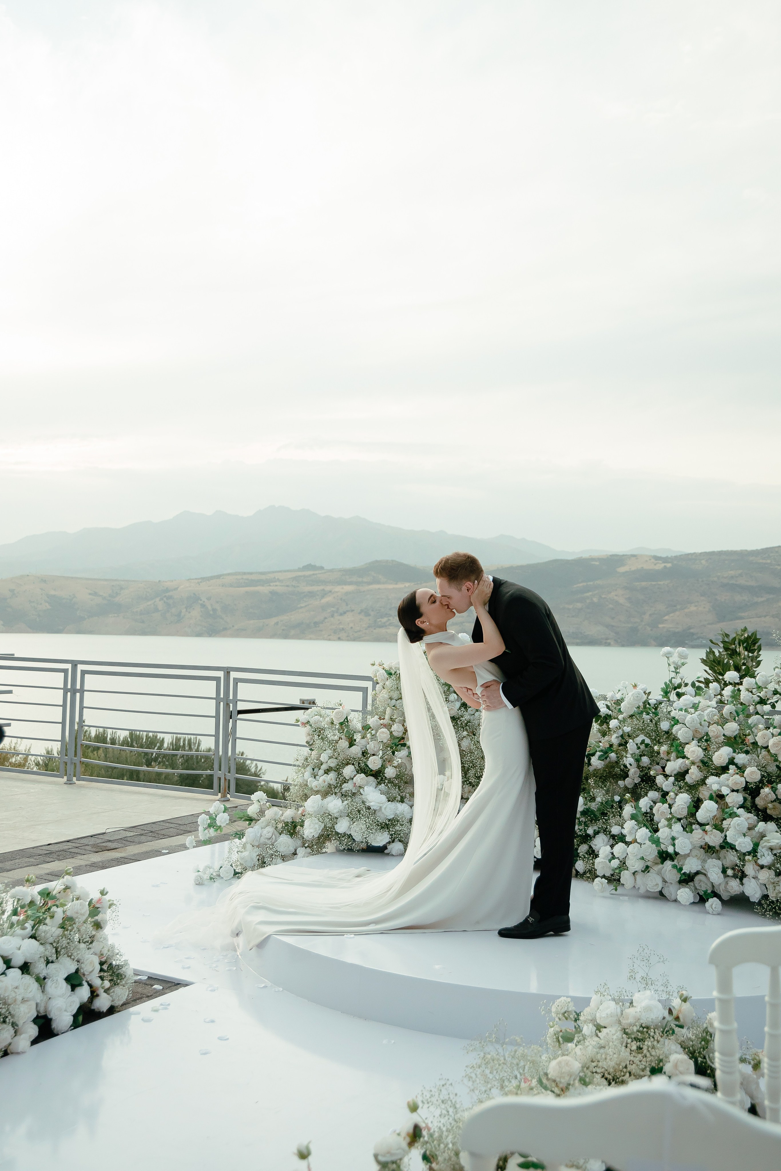 Thomas & Suyumbika. Главная