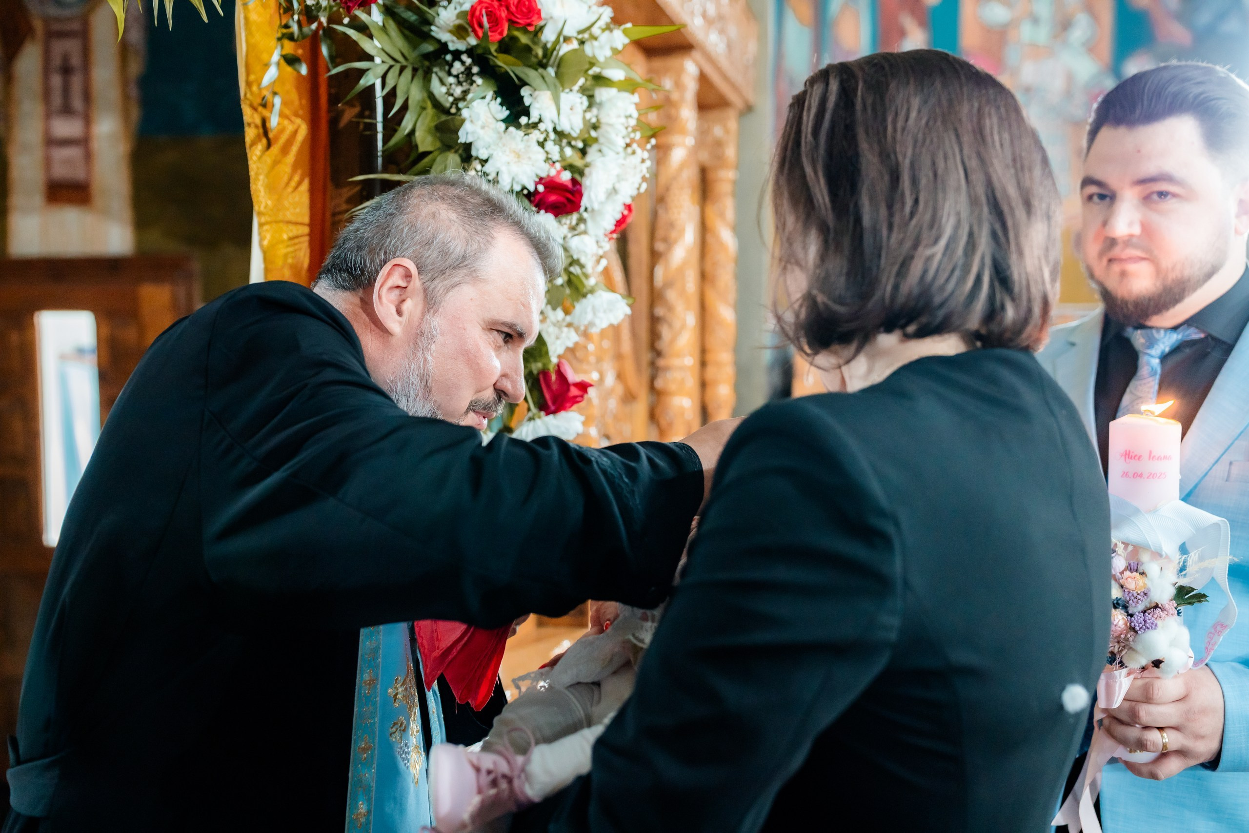 fotograf botez , fotografie botez Botoșani, fotograf Alin Chirilă, amintiri botez, fotografii botez, botez Miruna Parascheva, fotograf copii, fotografie botez în Botoșani-alt="botez , fotografie botez Alin Chirilă, amintiri botez, fotografii emoționante botez Botoșani"-- fotografii-botez-bebelus- amintiri-botez-micuț- moment-sfânt-crestinare- fotografie-emotionanta-botez- detalii-botez-bebelusi- parinti-fericiti-la-botez- fotograf-botez-profesionist- botez-in-biserica-ortodoxa- micuț-botezat-cu-emoție- zâmbete-și-lacrimi-la-botez- bebeluș-la-cristelniță- decor-botez-colorat- botez-cu-dragoste-și-credință- emotie-pura-la-botez- fotograf-botez-botosani- botez-iasi-suceava-fotograf- amintiri-nepretuite-botez-- Preotul ținându-l pe micuțul Mathias Gabriel la botez, în biserica Înălțarea Domnului, Copălău  - Detalii de la botezul lui Mathias – lumânare, trusou și icoană  - Familia lui Mathias Gabriel alături de micuț, în ziua botezului  - Portret emoționant cu mama și bebelușul în brațe, în biserică,fotograf profesionist evenimente Botoșani, Iași, Suceava, Fălticeni, Bacău, Pașcani, Roman - AlinoFotoStudio by Alin Chirilă - servicii foto nuntă, botez, cununie, ședințe foto creative, albume personalizate, fotografii emoționante și calitative pentru cele mai importante momente din viață,fotograf nuntă Botoșani Alin Chirilă,  ședință foto botez Iași - AlinoFotoStudio,  servicii fotograf profesionist evenimente Suceava,  fotograf cununie civilă Fălticeni - Alin Chirilă,  album foto nuntă personalizat Bacău.“Bebeluș botezat în biserică, ținut în brațe de nași”	•	“Detaliu cu lumânarea de botez decorată cu flori albe”	•	“Părinți emoționați alături de copilul lor la ceremonia de botez”	•	“Masa festivă de botez cu decor tematic și tort personalizat”	•	“Momentul în care preotul toarnă apă sfințită pe fruntea bebelușului”	“Bebeluș în rochie albă de botez, zâmbind în brațele mamei”	•	“Detaliu cu cruciulița de botez așezată pe o pernă de satin”	•	“Părinți și nași aprinzând lumânările în timpul ceremoniei de botez”	•	“Tort de botez decorat cu figurine tematice și numele copilului”	•	“Copil botezat dormind liniștit în pătuțul decorat festiv”	•	“Momentul în care preotul binecuvântează copilul în fața altarului”	•	“Invitați adunându-se în jurul mesei festive la petrecerea de botez”	•	“Bebeluș ținând în mână o jucărie personalizată primită la botez”	•	“Familie fericită pozând împreună după ceremonia de botez”	•	“Decor tematic cu baloane și flori la locația petrecerii de botez” fotograf Botoșani fotograf evenimente fotograf botez Alin Chirila fotograf alinofotostudio.fotograf botez Amelis Maria, fotografie botez Botoșani, fotograf Alin Chirilă, amintiri botez, fotografii botez, botez Amelis Maria, fotograf copii, fotografie botez în Botoșani,