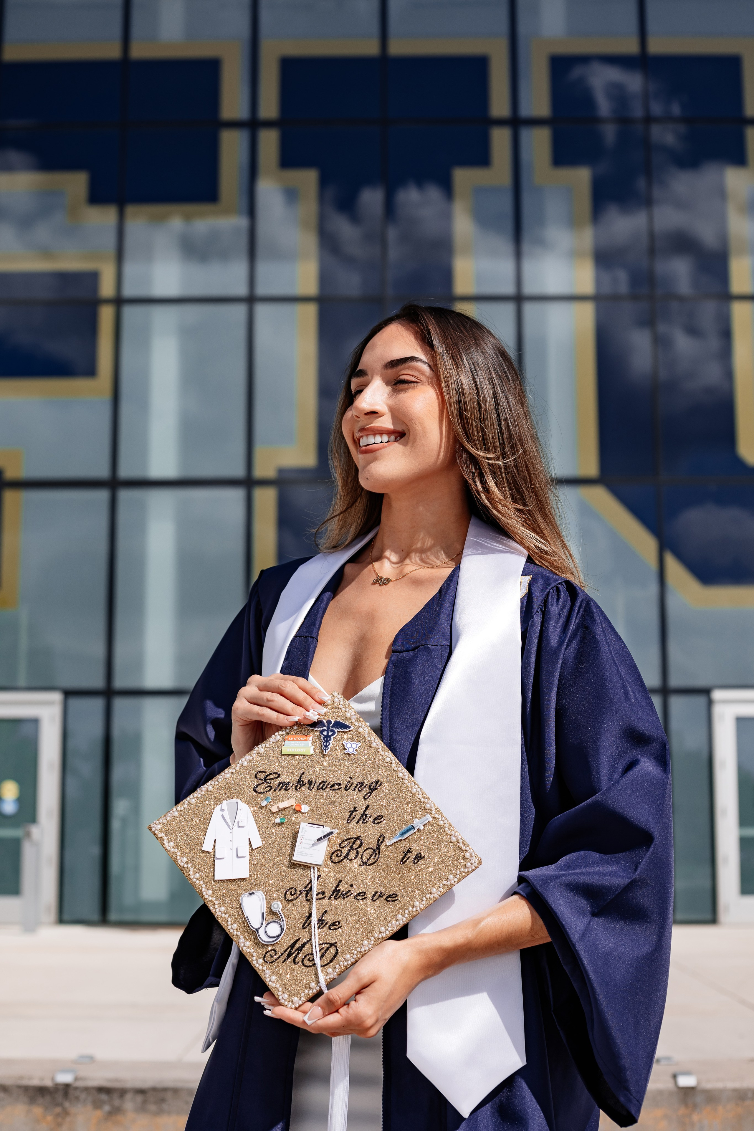 Decorating your graduation cap: do’s and don’ts. Portrait and graduation photographer Marina Simanava
