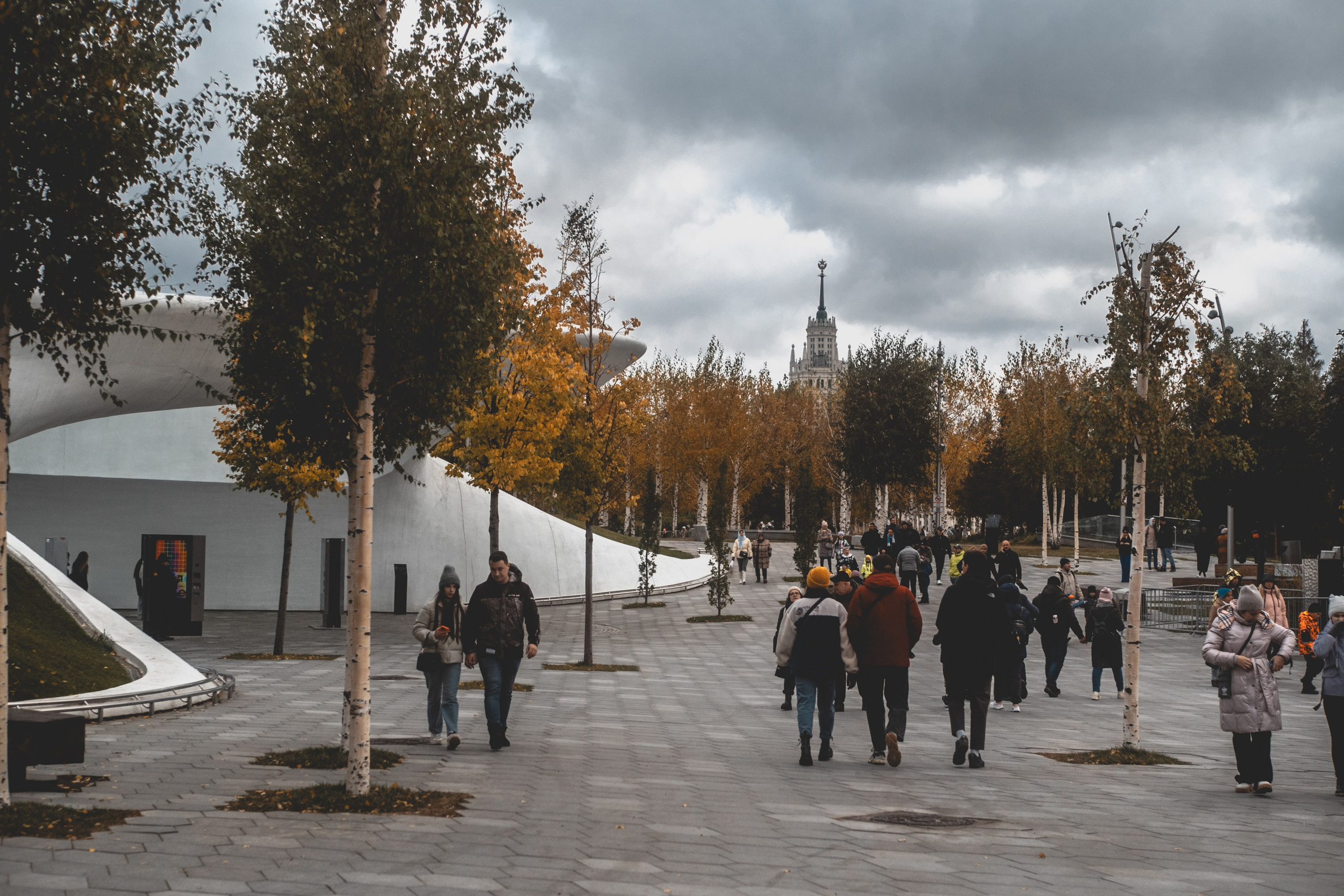 Moscou, une promenade vers Parc « Zaryadye » longeant Moskva-Reka. Photographe sur Cote d’Azur. Portraits de familles, couples, enfants, événements