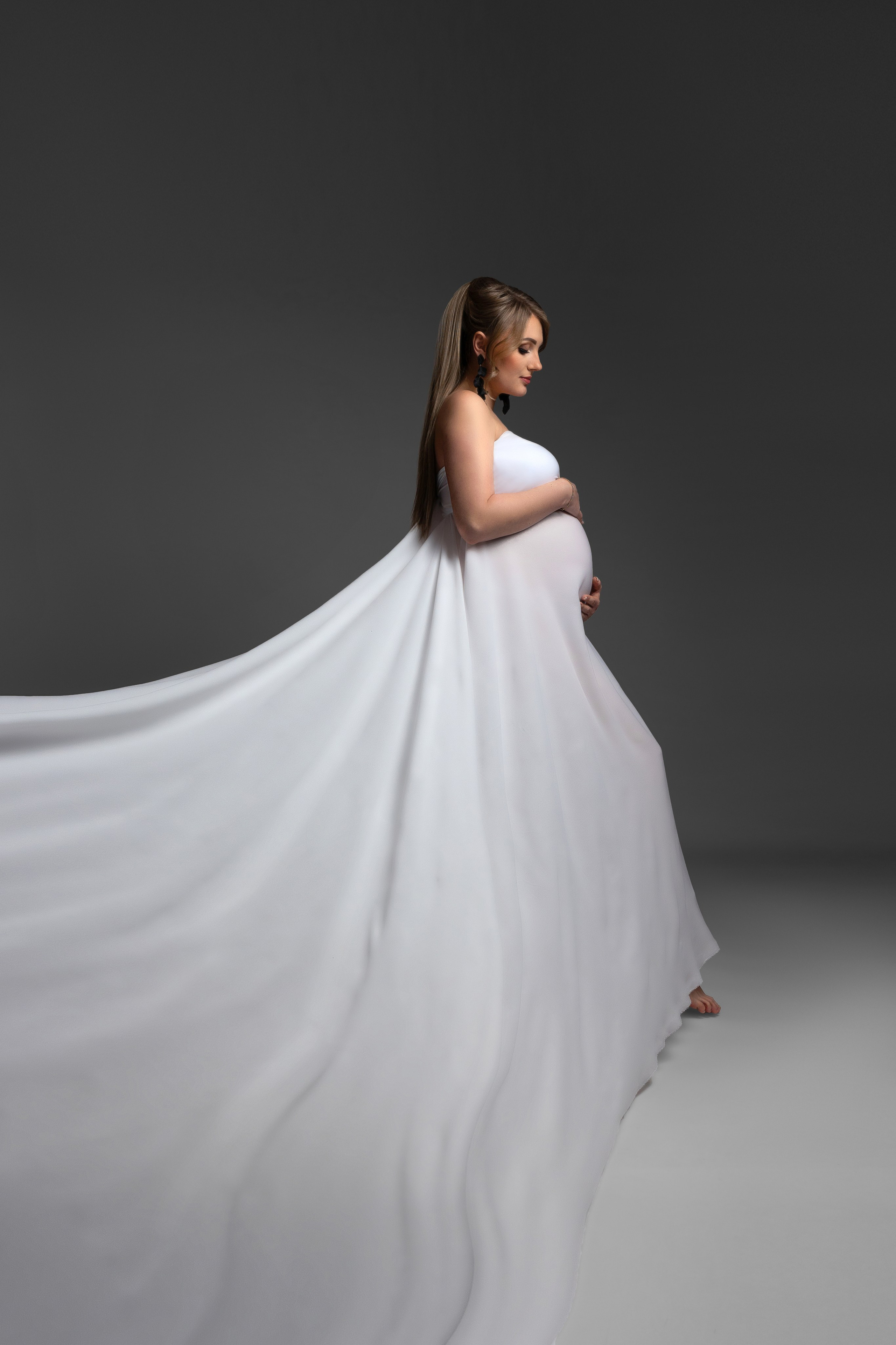 Studiofotografie, Schwangerschaft, Schwangerschaftsshooting, Fotoshooting Babybauch, Babybauchshooting, Osnabrück, Porträt, minimalistisch, schwarz-weiß, Osnabrueck, Rheine, Ibbenbühren, Fotograf Osnabrück, Fotografin Osnabrück, Gynäkologie, Baby, Geburt
