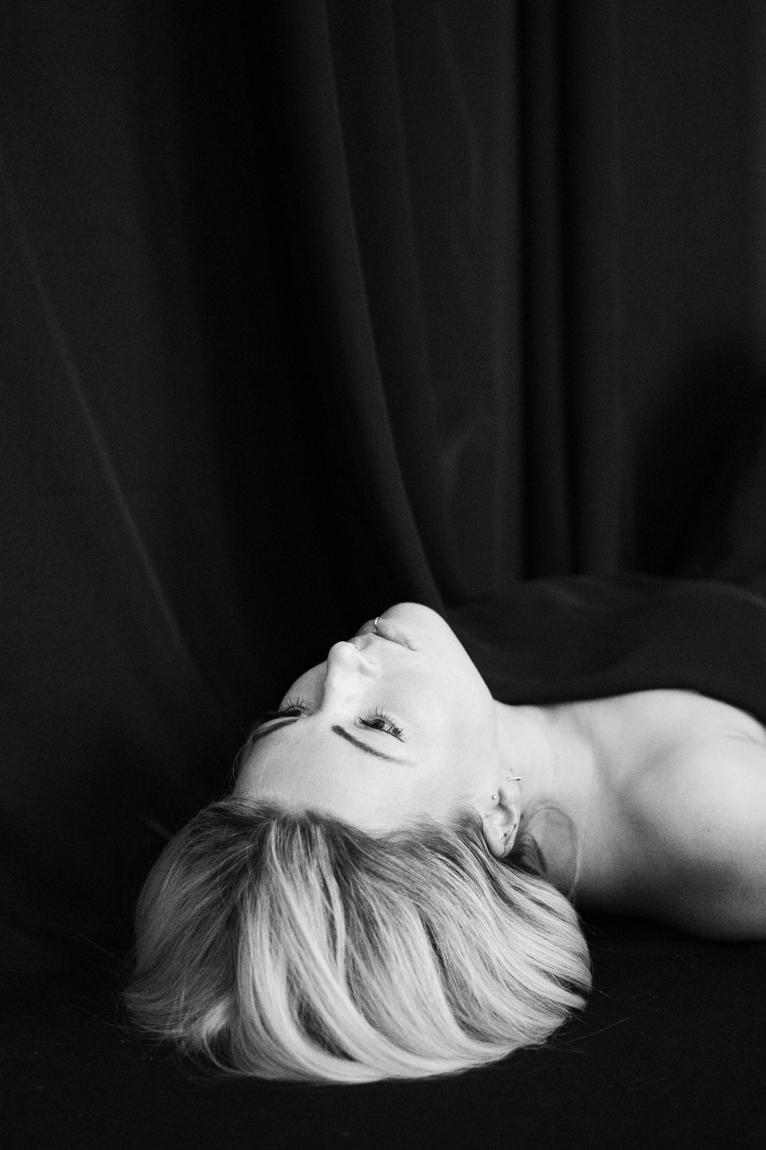 Bílá na černém. Fotograf Teplice // Alexandra Ribola