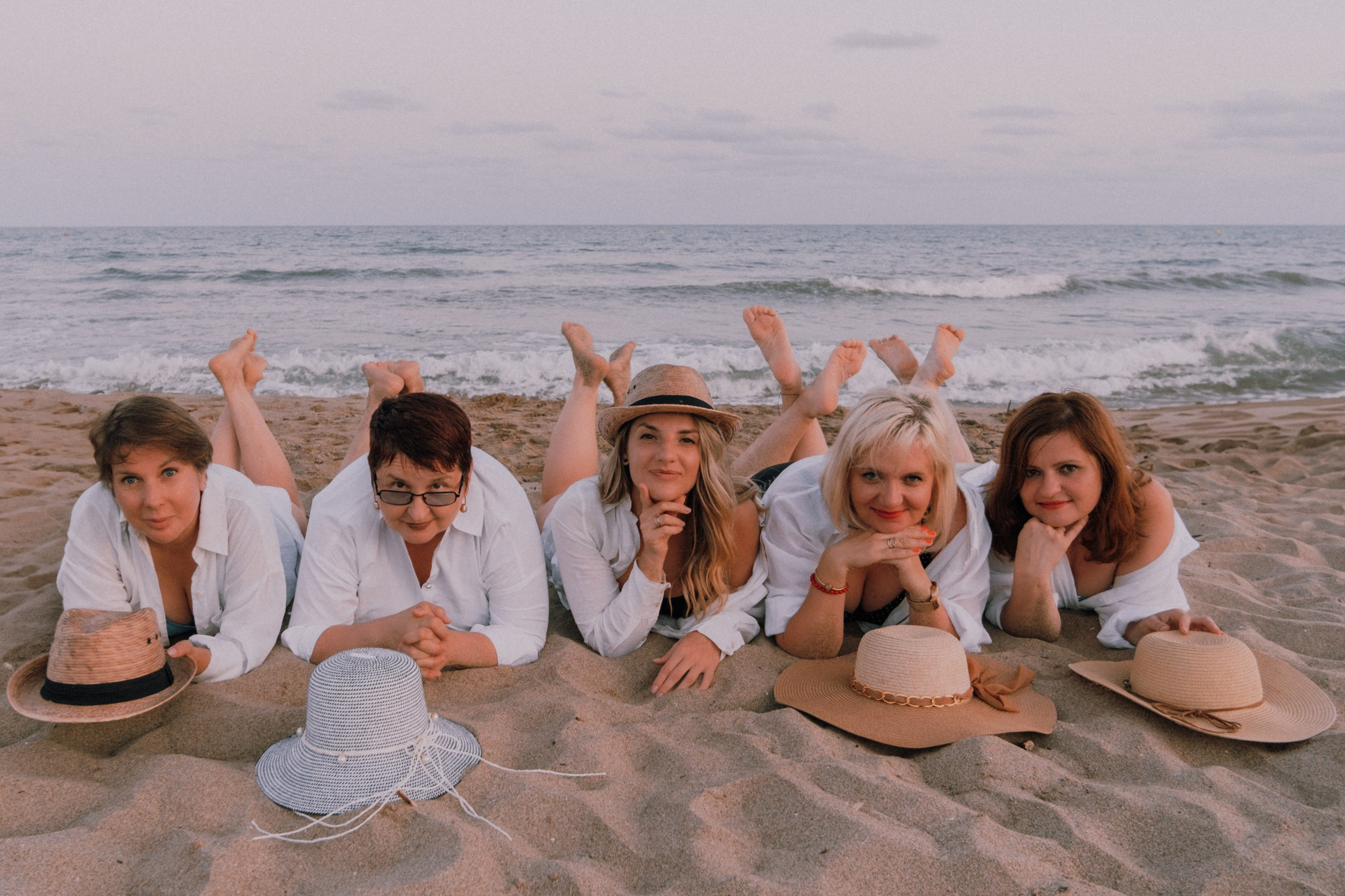 Sesión de amigas en la playa. Fotografía profesional en Calafell - Elena Medvedeva