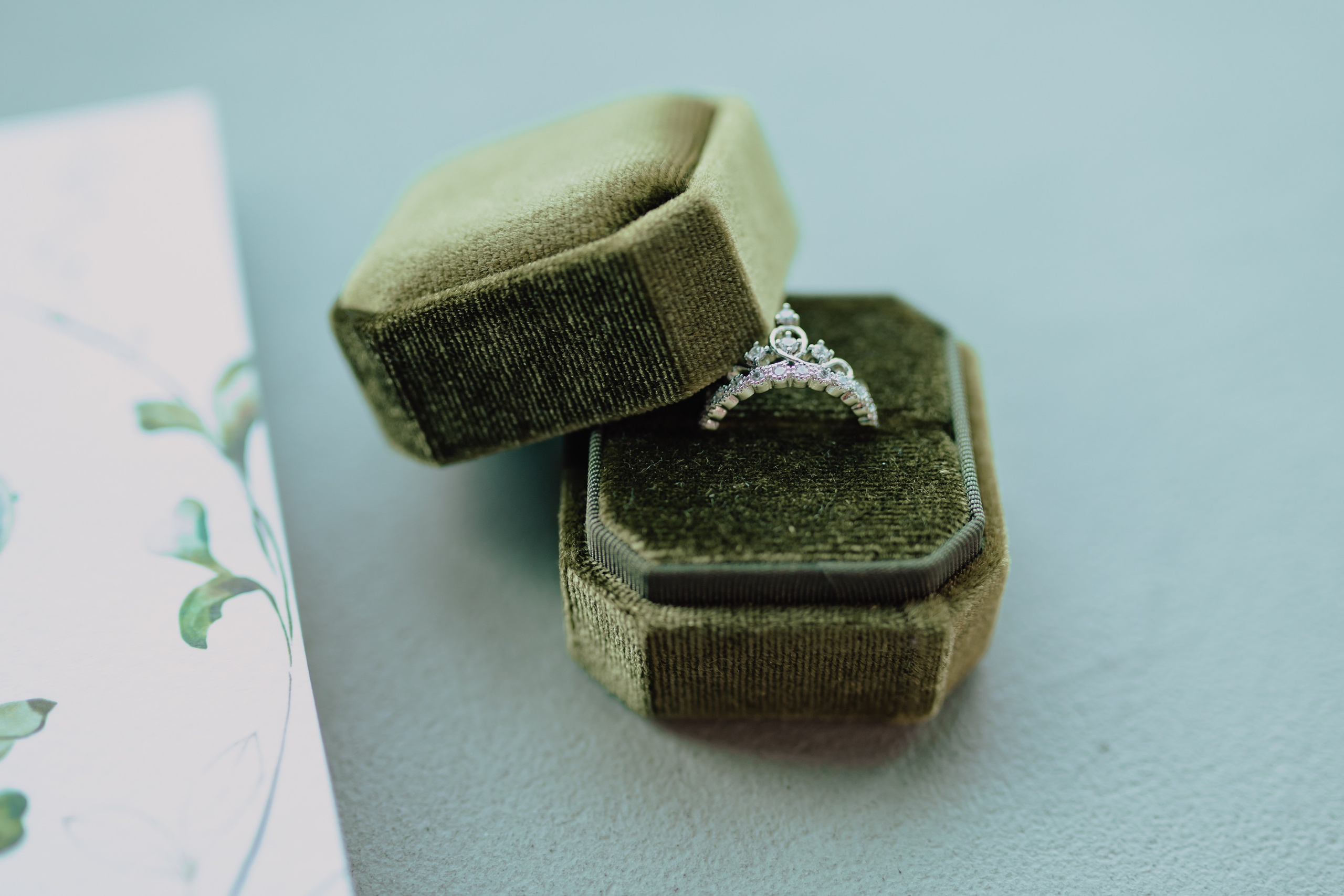 Flowers and stationary for your special day. Fotograf de nunta — documenting your love story with a touch of editorial — wedding photographer