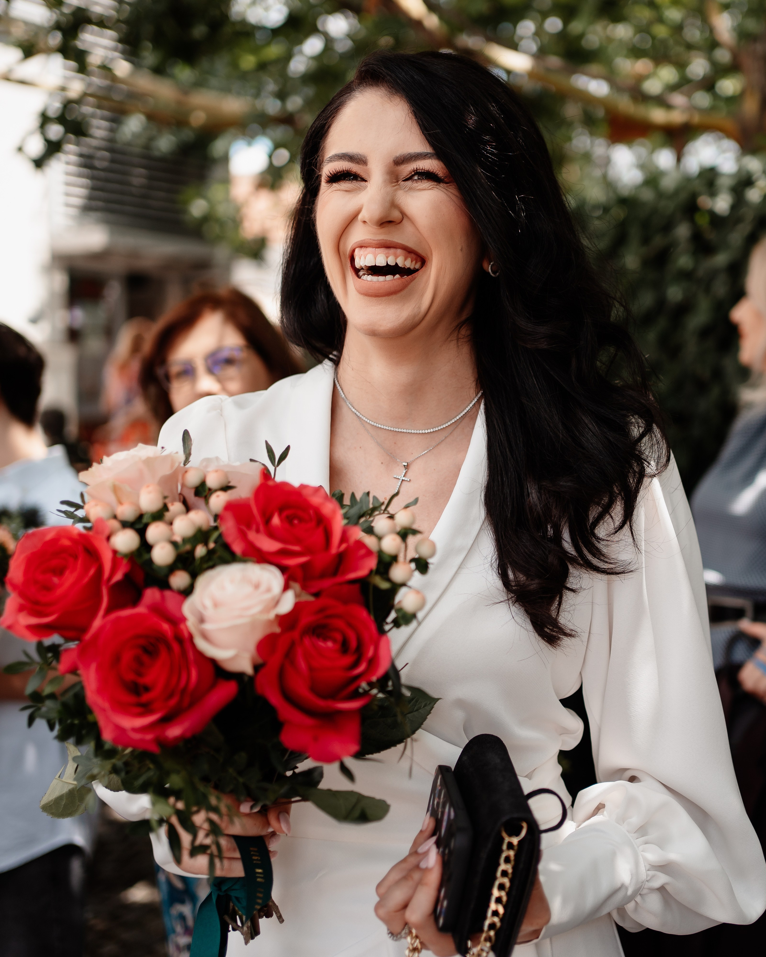 Miri fericiți în fața oficiului stării civile din Bucuresti, Sector 3, celebrând începutul unei noi vieți împreună. Fotografie de cununie civilă, capturând naturalețea și bucuria momentului special.