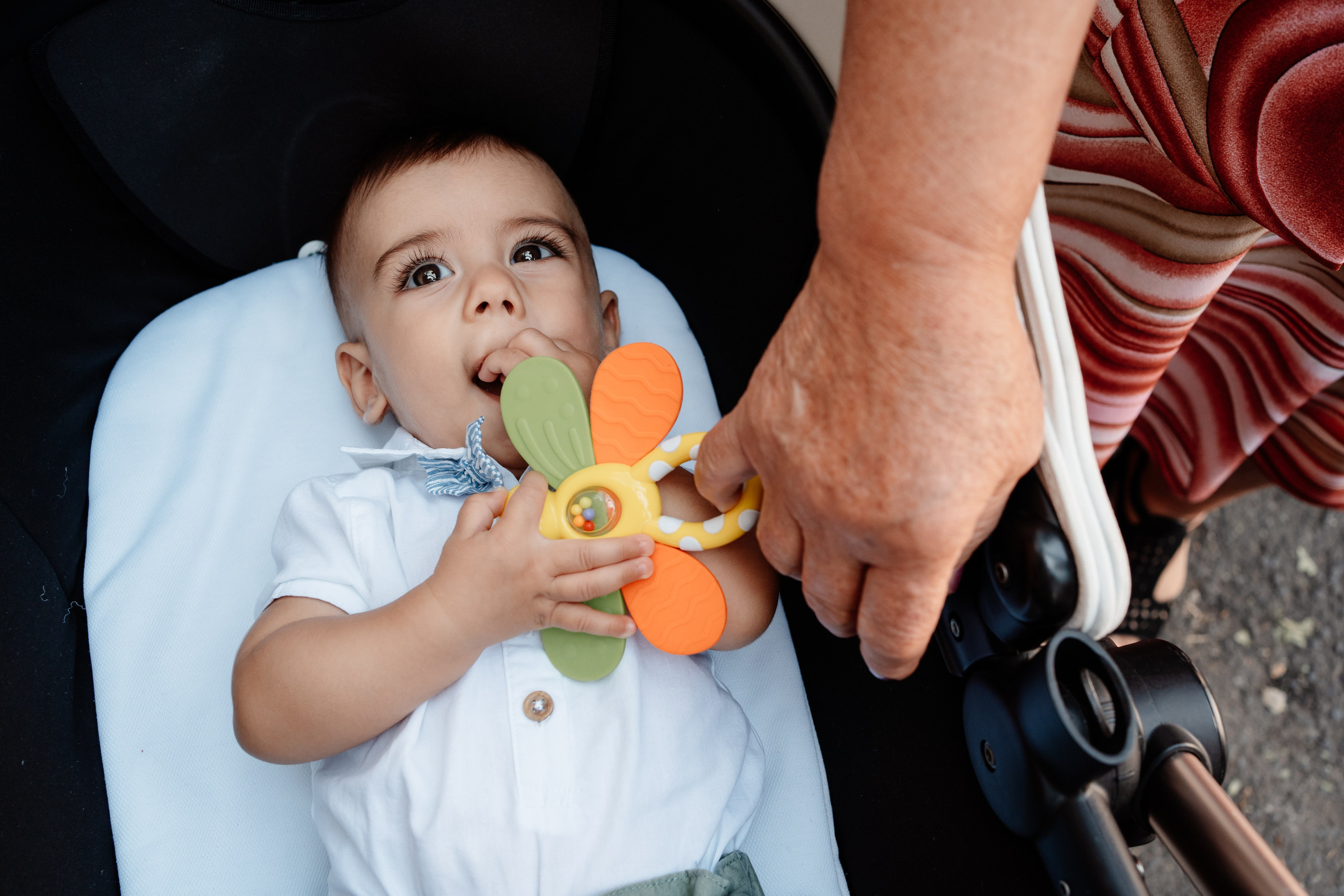 Moment emoționant între miri în ziua nunții, surprins într-un cadru natural și romantic, in Bucuresti. Fotografie de nuntă profesională, editată artistic pentru a evidenția emoția și eleganța evenimentului.