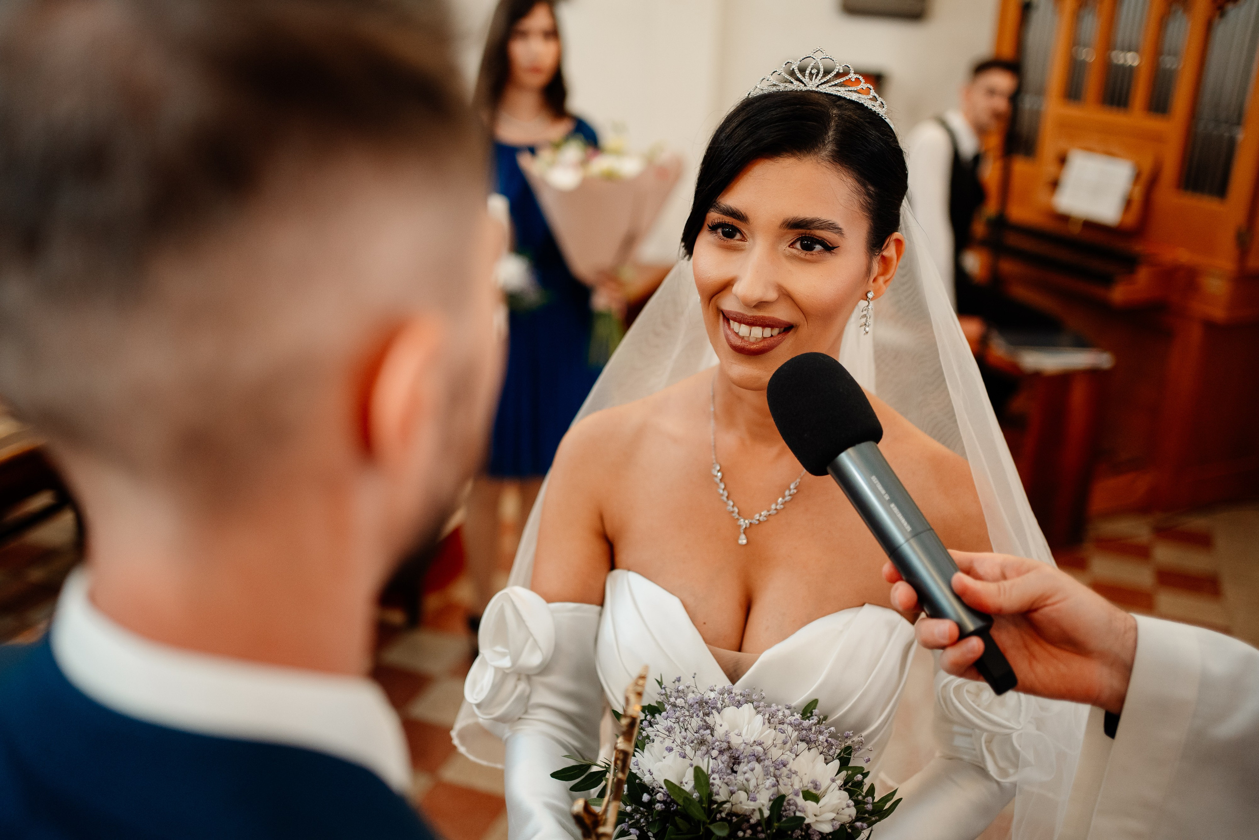 Moment emoționant între miri în ziua nunții, surprins într-un cadru natural și romantic, in Bucuresti. Fotografie de nuntă profesională, editată artistic pentru a evidenția emoția și eleganța evenimentului.