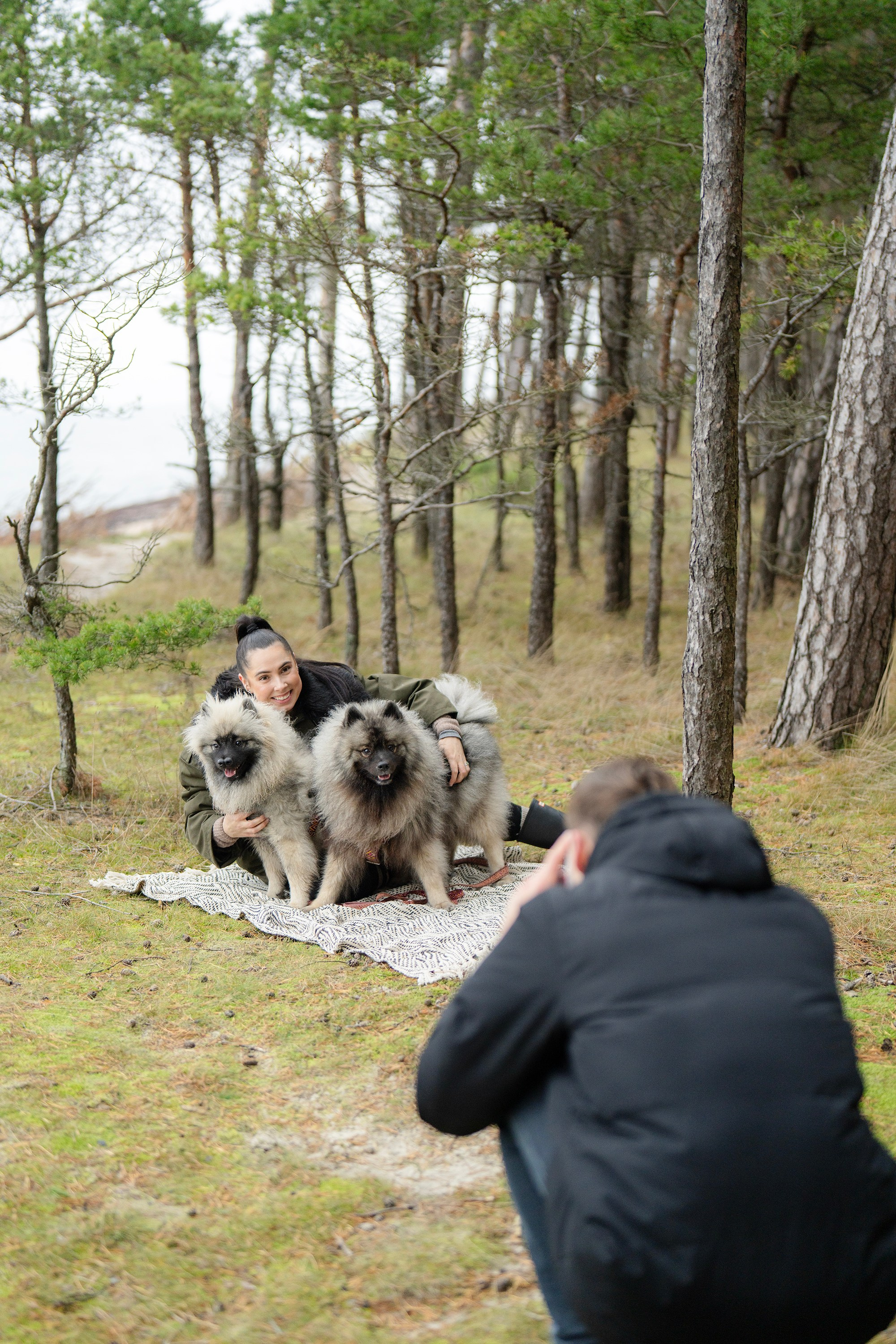 Poros ir jų šuniukų fotosesija prie jūros, Olando kepurės. Jauki, nuoširdi ir laisva fotosesija