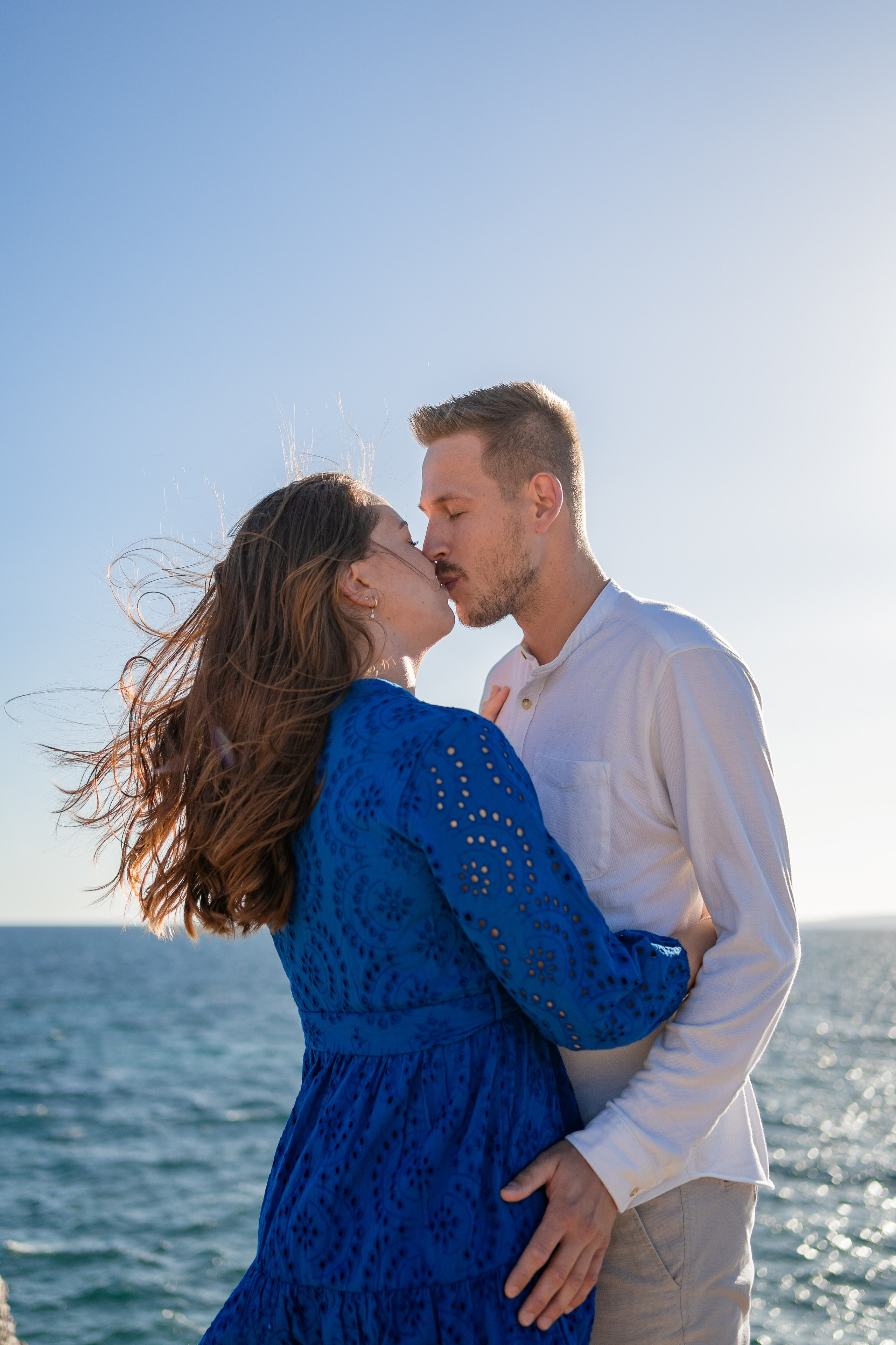 Romantischer Heiratsantrag auf Mallorca – Überraschung am Meer. Deine Fotografin auf Mallorca für Familien und Business