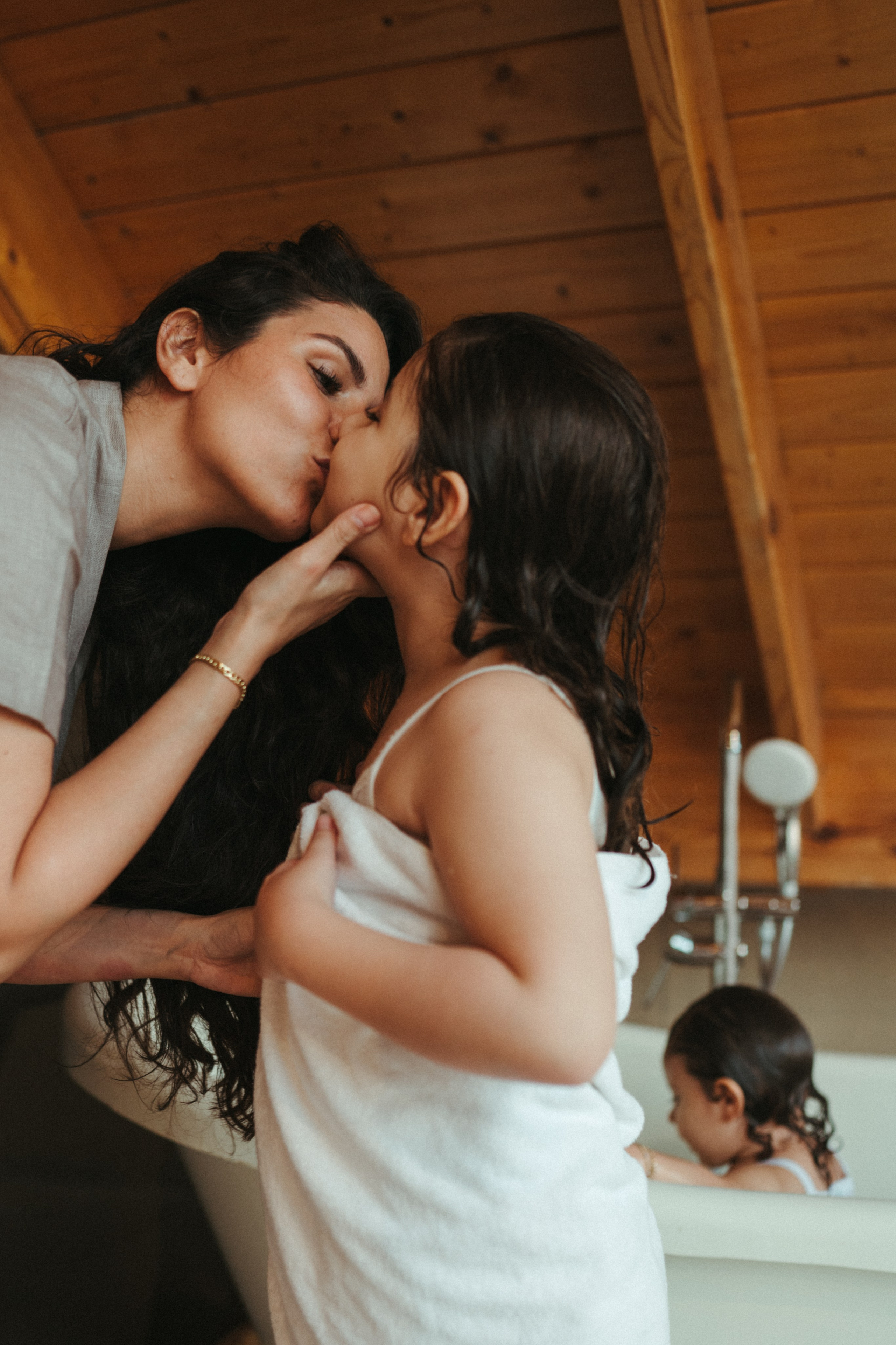 Amnah with daughters. Family photographer in Saudi Arabia