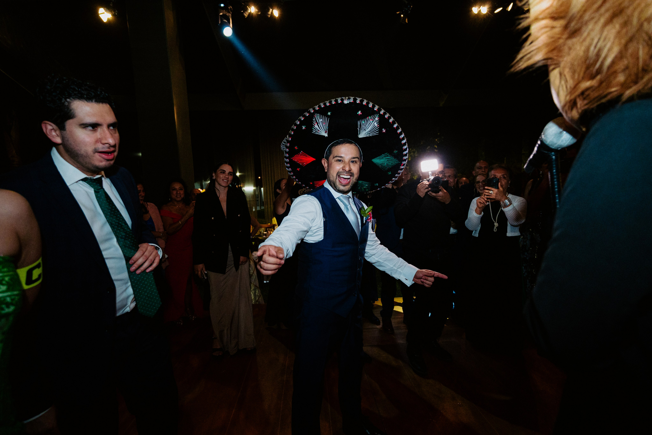 Un vistazo a la fiesta. Fotógrafo de Bodas en Lima | Ronhy Altamirano. Fotografía narrativa y cinematográfica para bodas, quinceañeras y eventos exclusivos