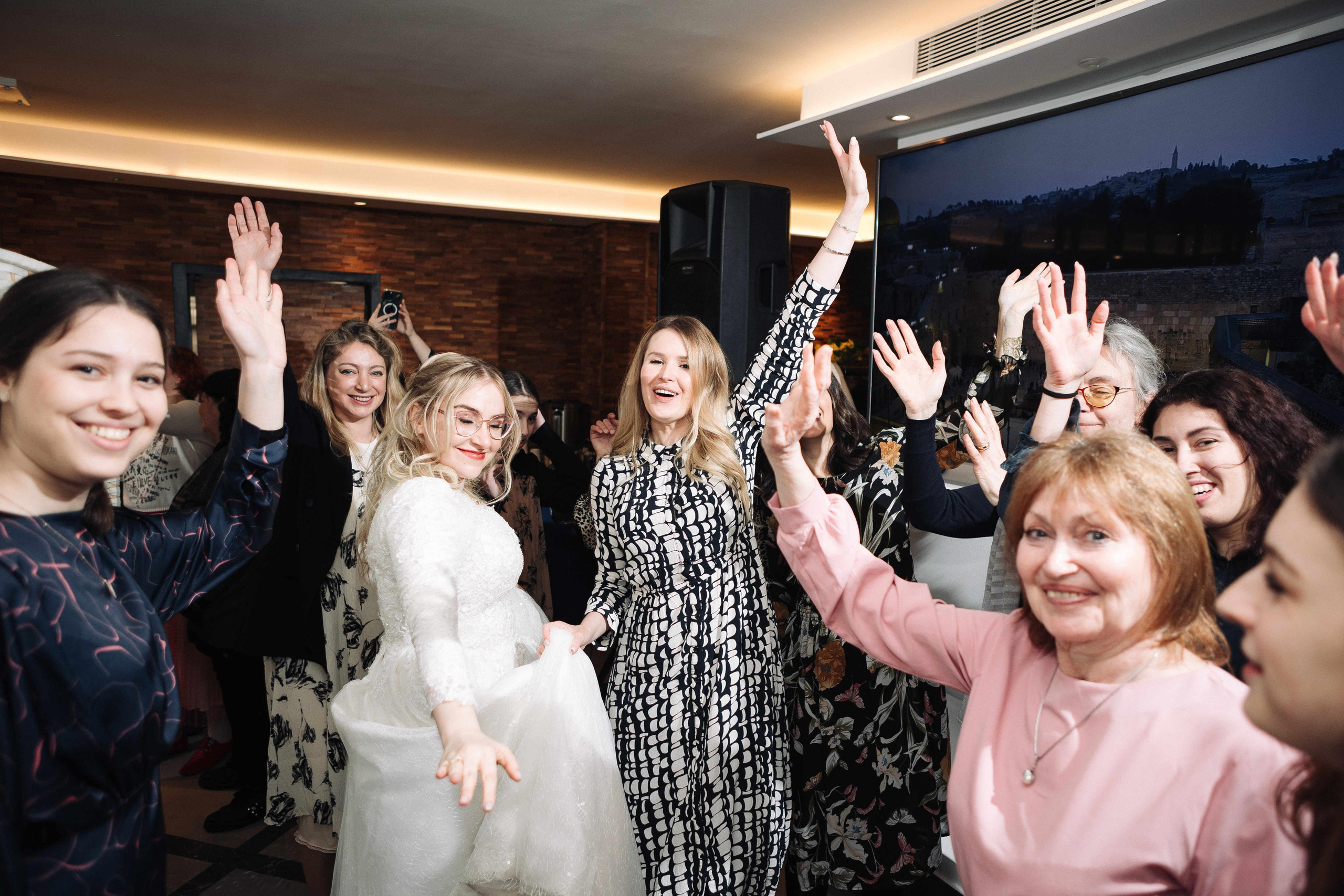 SMALL WEDDING IN THE OLD TOWN. PHOTOGRAPHER IN ISRAEL