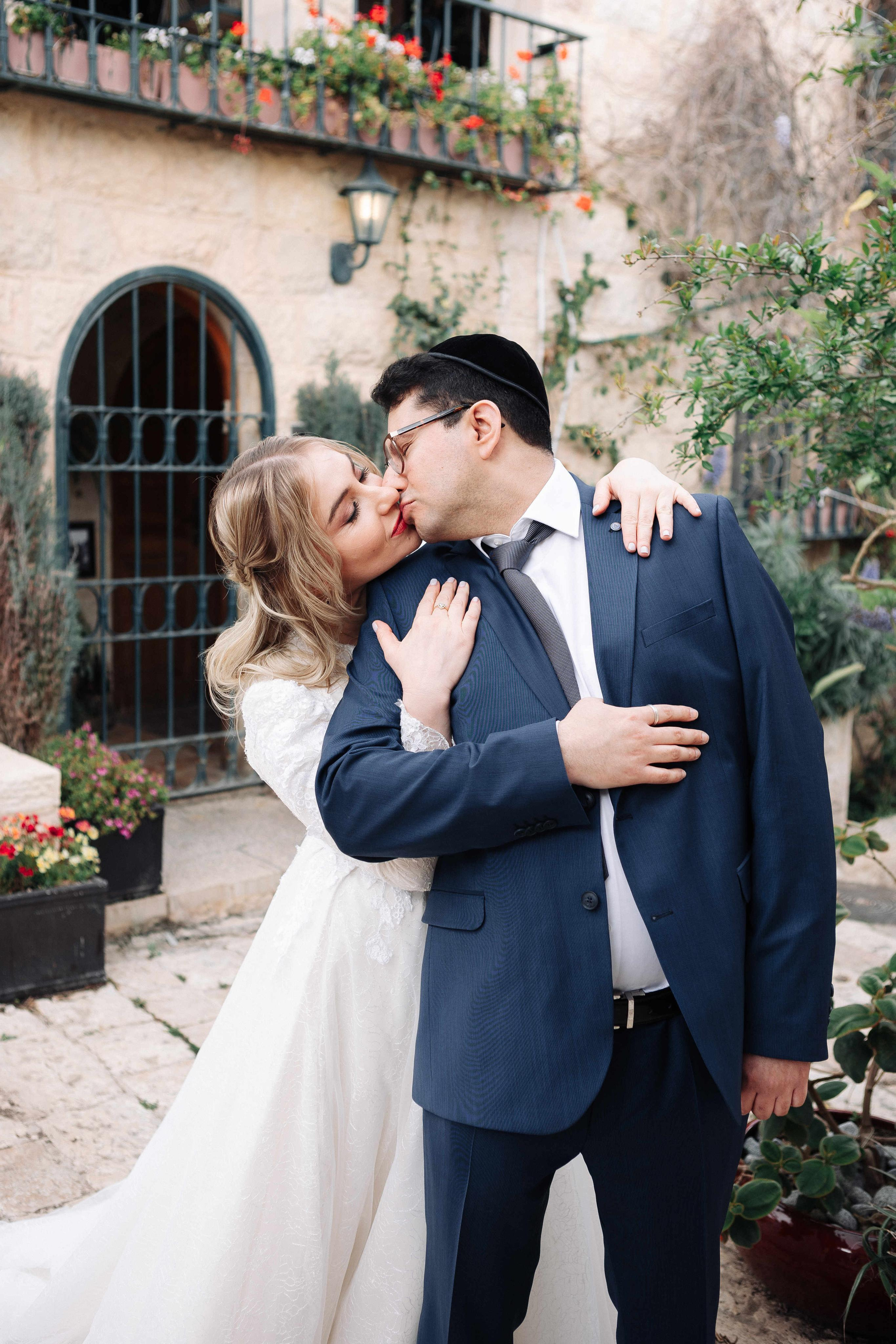 SMALL WEDDING IN THE OLD TOWN. PHOTOGRAPHER IN ISRAEL