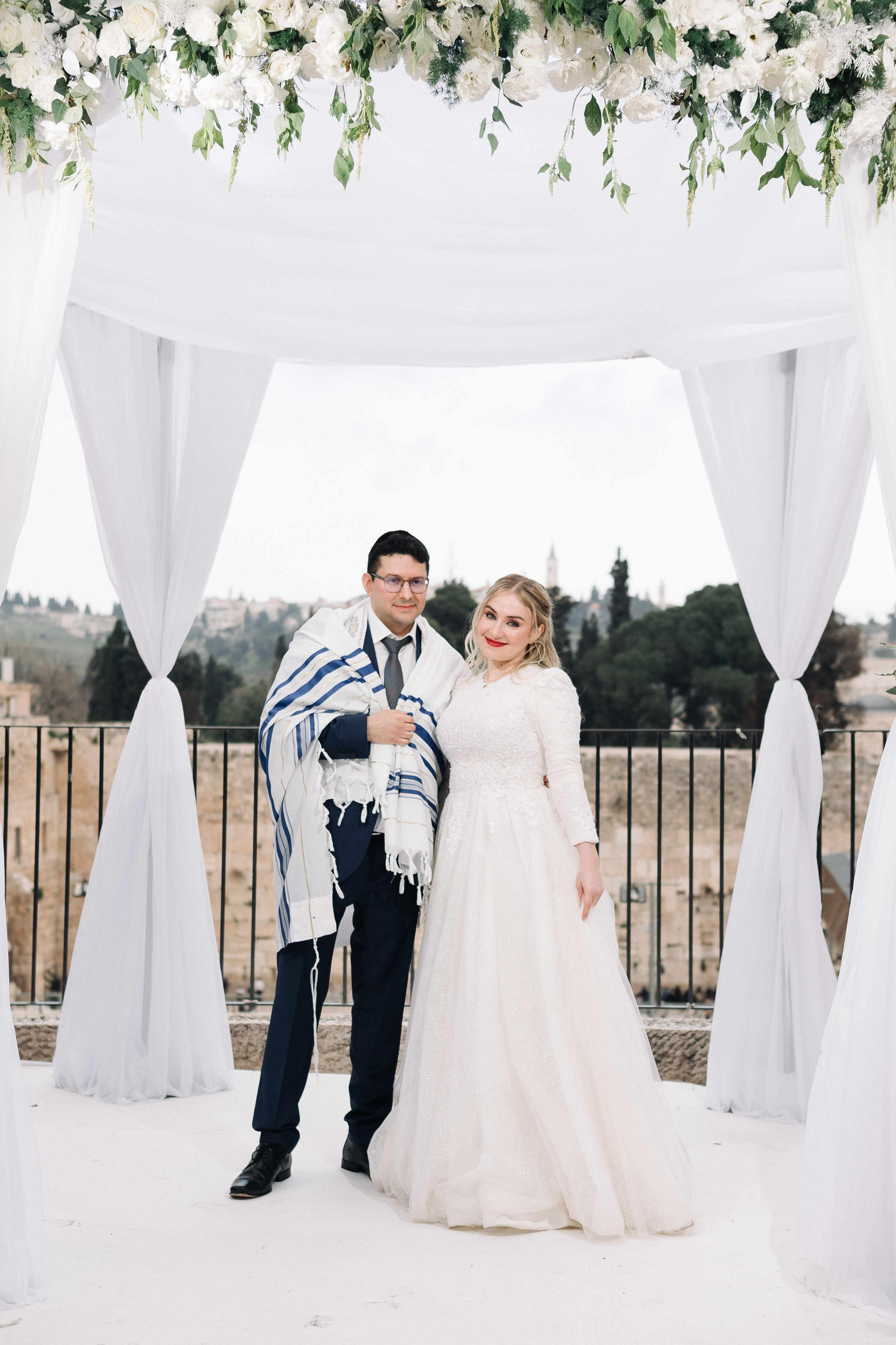 SMALL WEDDING IN THE OLD TOWN. PHOTOGRAPHER IN ISRAEL