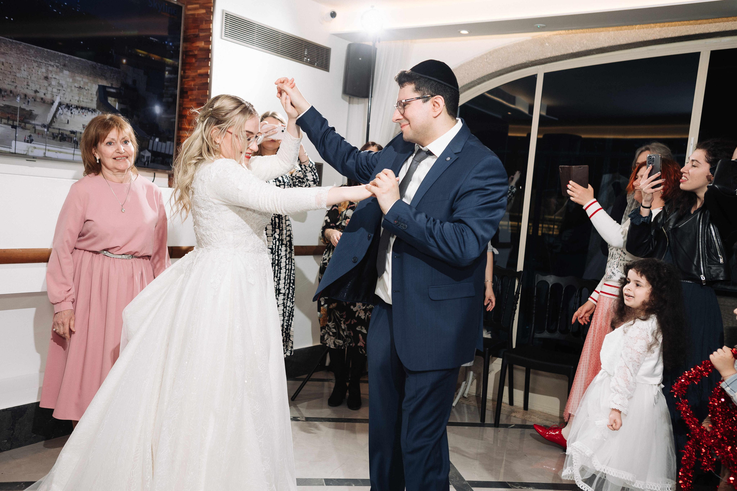 SMALL WEDDING IN THE OLD TOWN. PHOTOGRAPHER IN ISRAEL