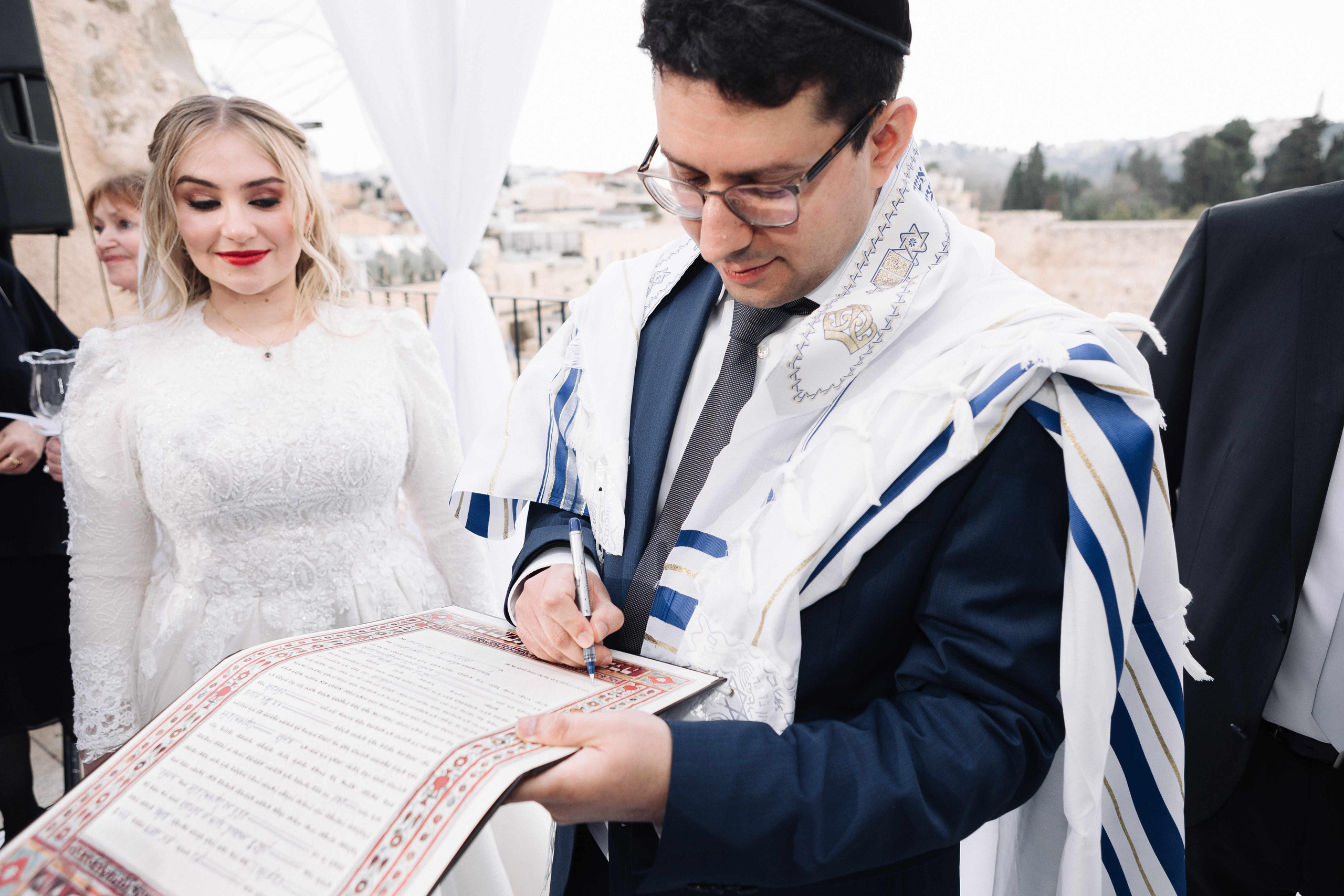 SMALL WEDDING IN THE OLD TOWN. PHOTOGRAPHER IN ISRAEL