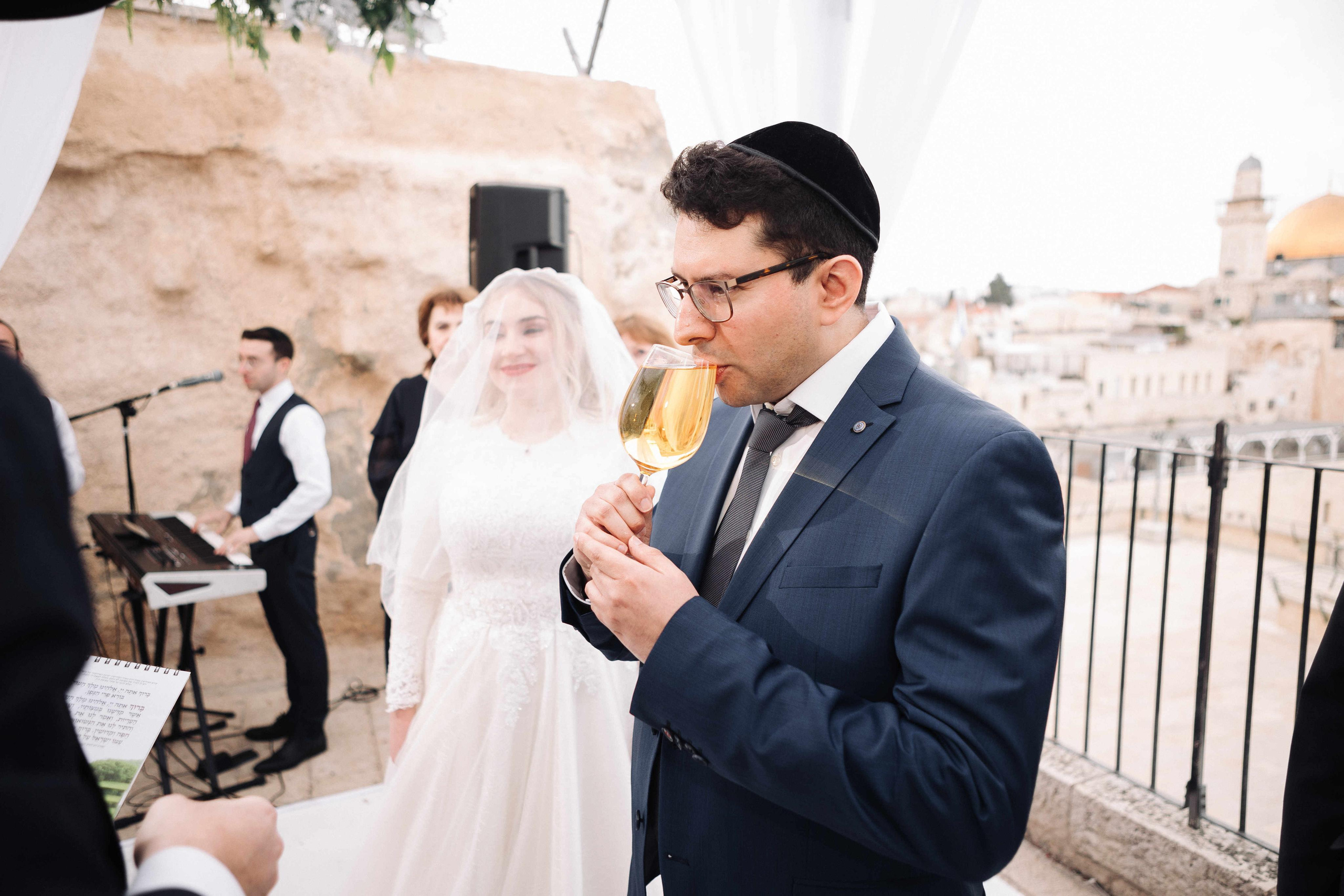 SMALL WEDDING IN THE OLD TOWN. PHOTOGRAPHER IN ISRAEL