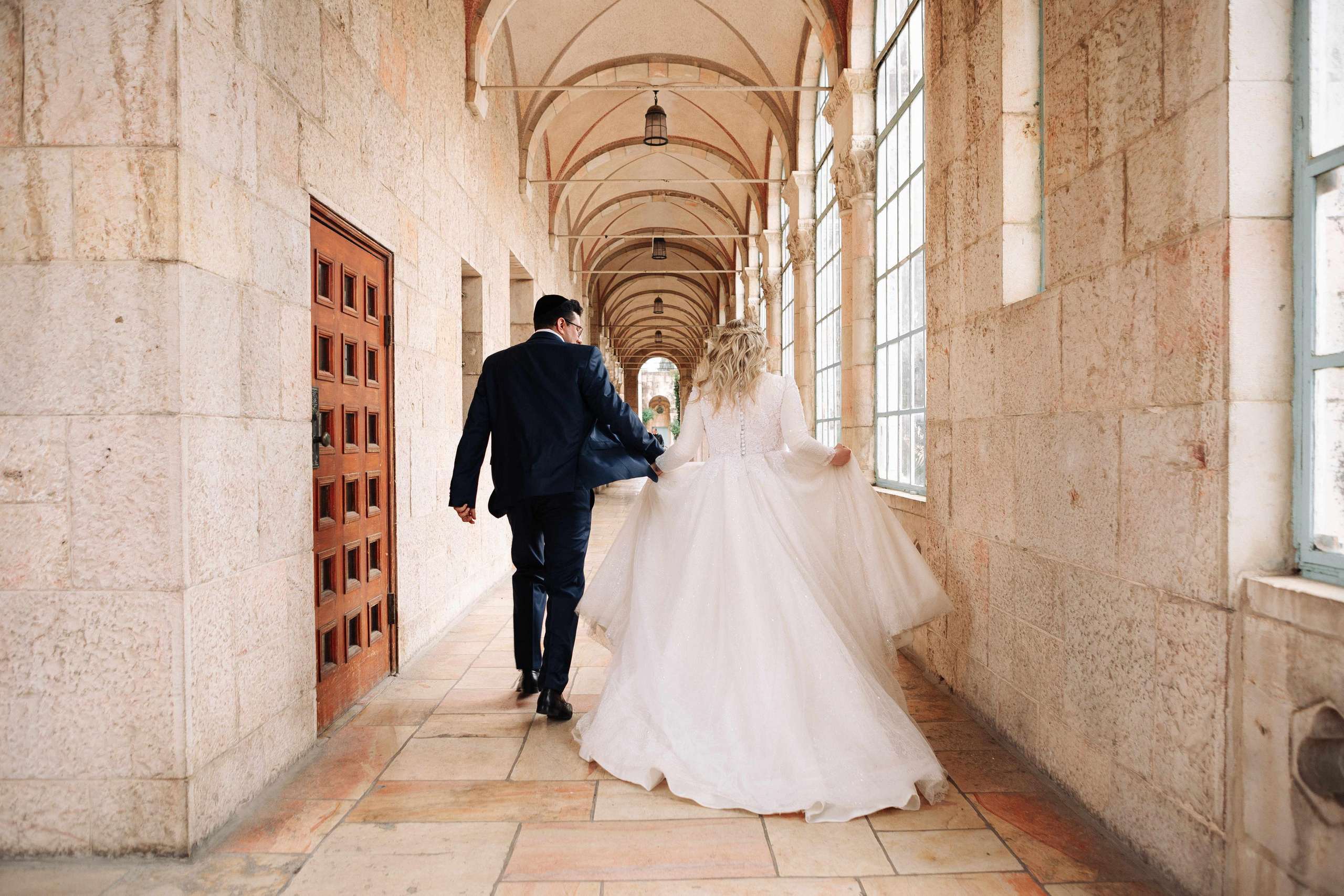SMALL WEDDING IN THE OLD TOWN. PHOTOGRAPHER IN ISRAEL