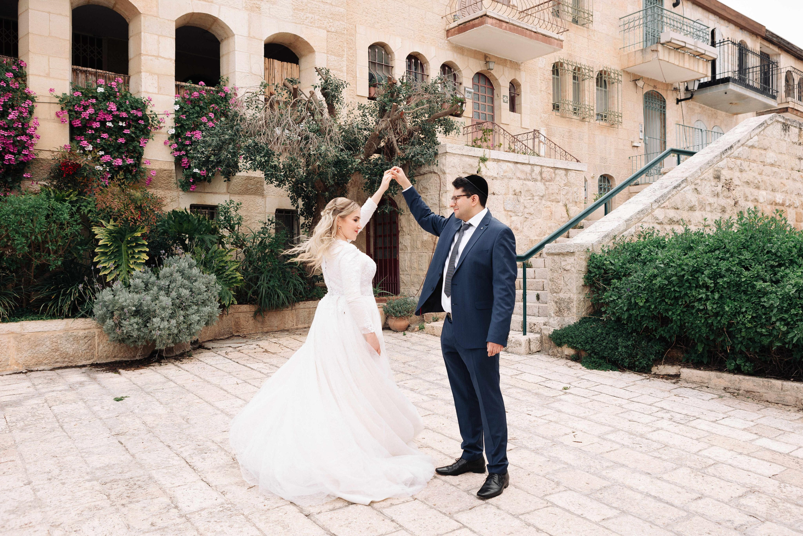 SMALL WEDDING IN THE OLD TOWN. PHOTOGRAPHER IN ISRAEL