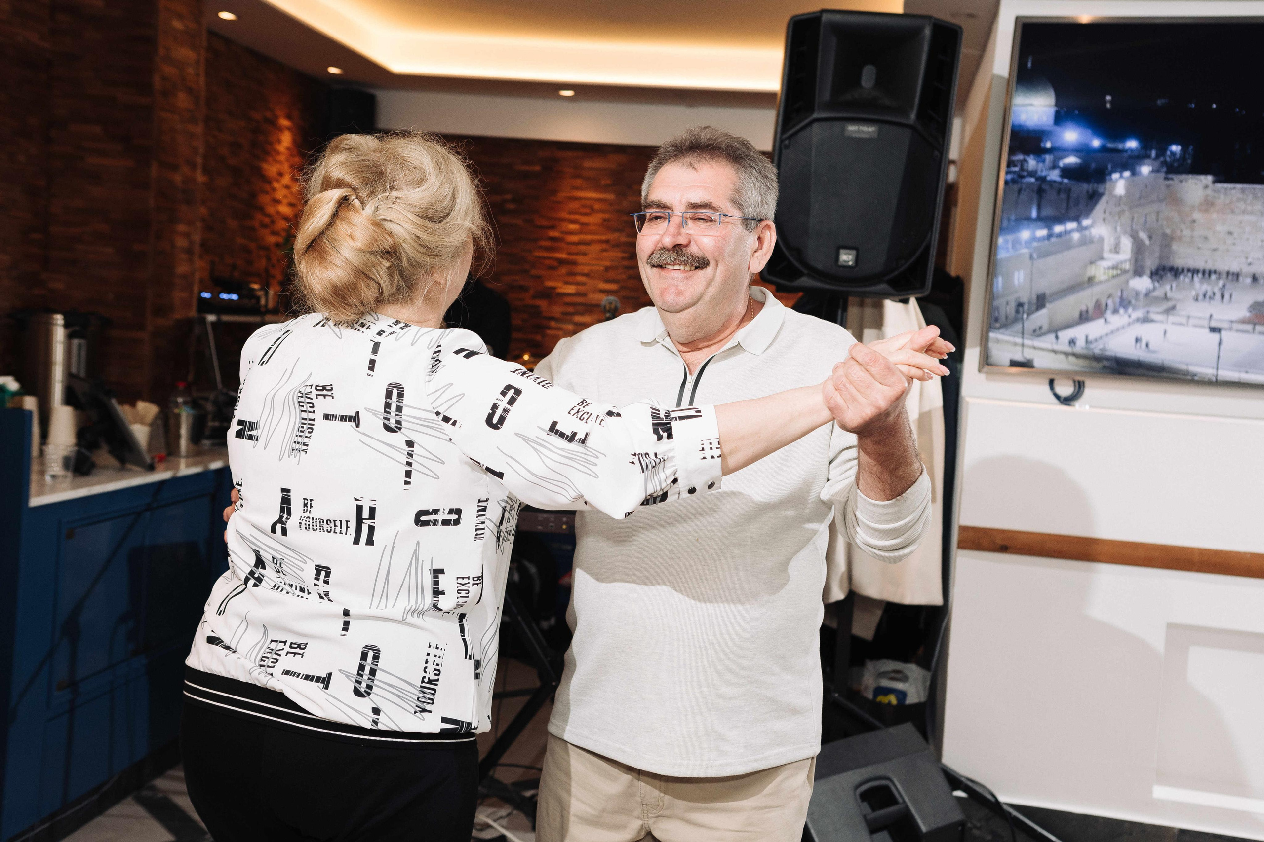 SMALL WEDDING IN THE OLD TOWN. PHOTOGRAPHER IN ISRAEL
