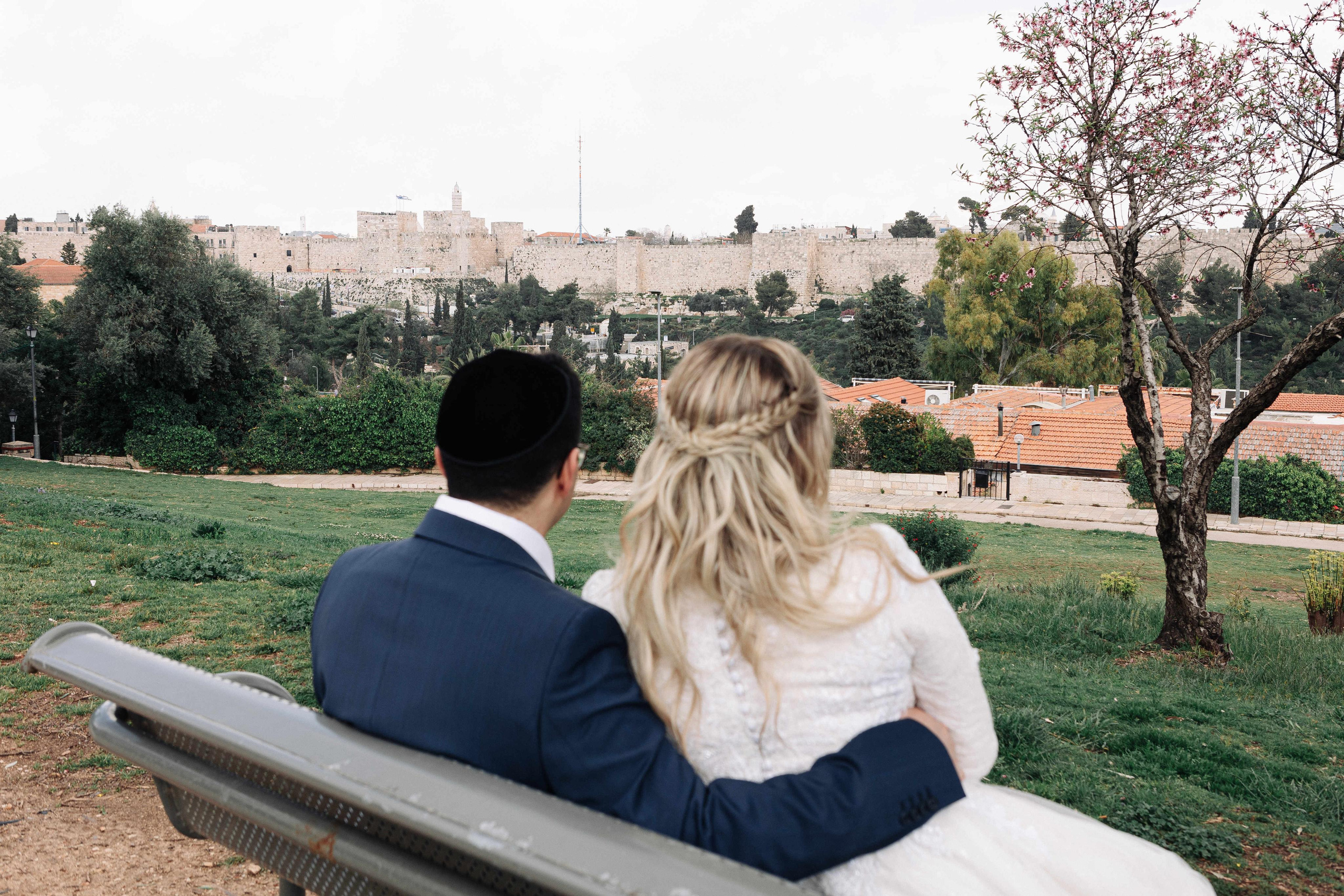 SMALL WEDDING IN THE OLD TOWN. PHOTOGRAPHER IN ISRAEL