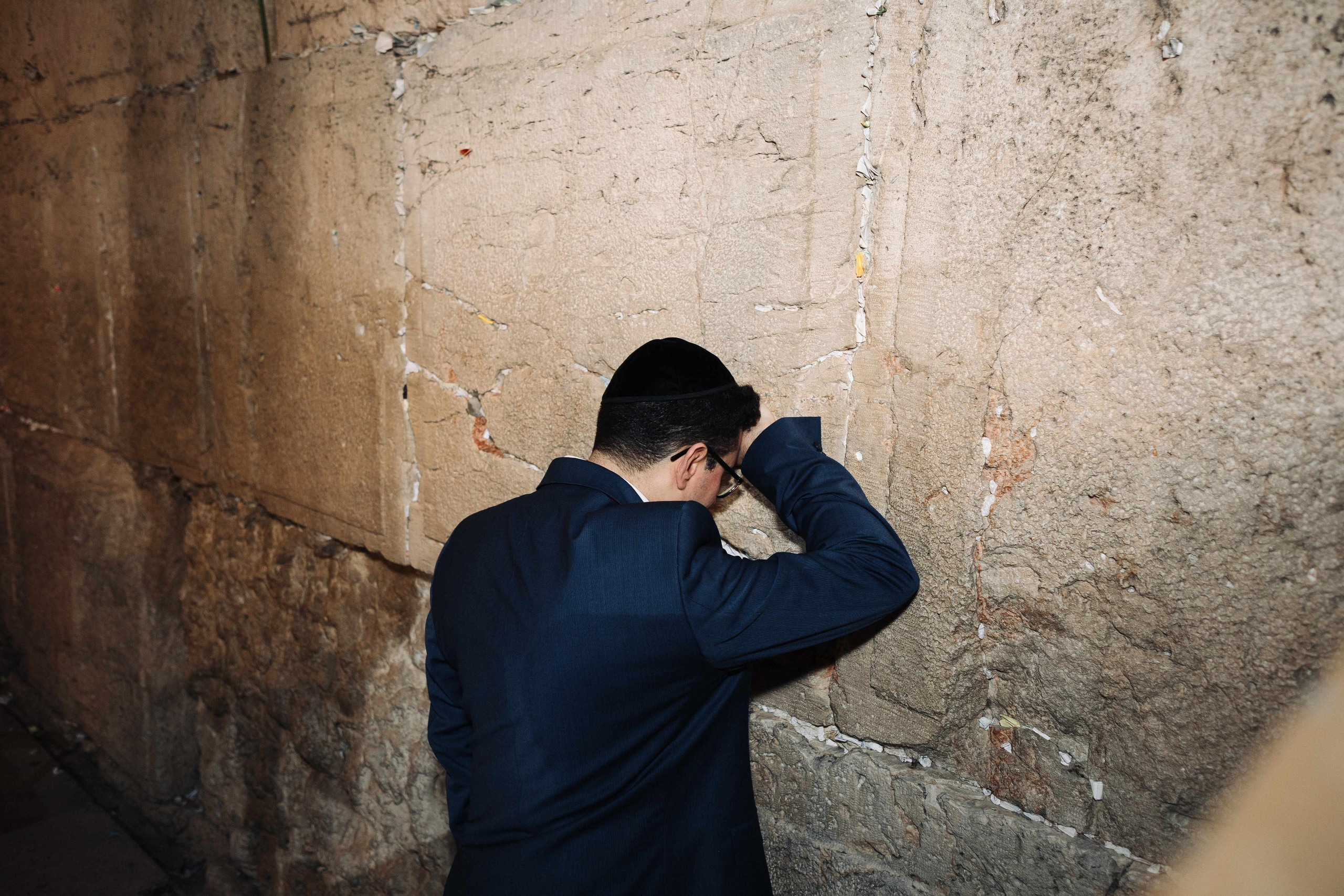 SMALL WEDDING IN THE OLD TOWN. PHOTOGRAPHER IN ISRAEL